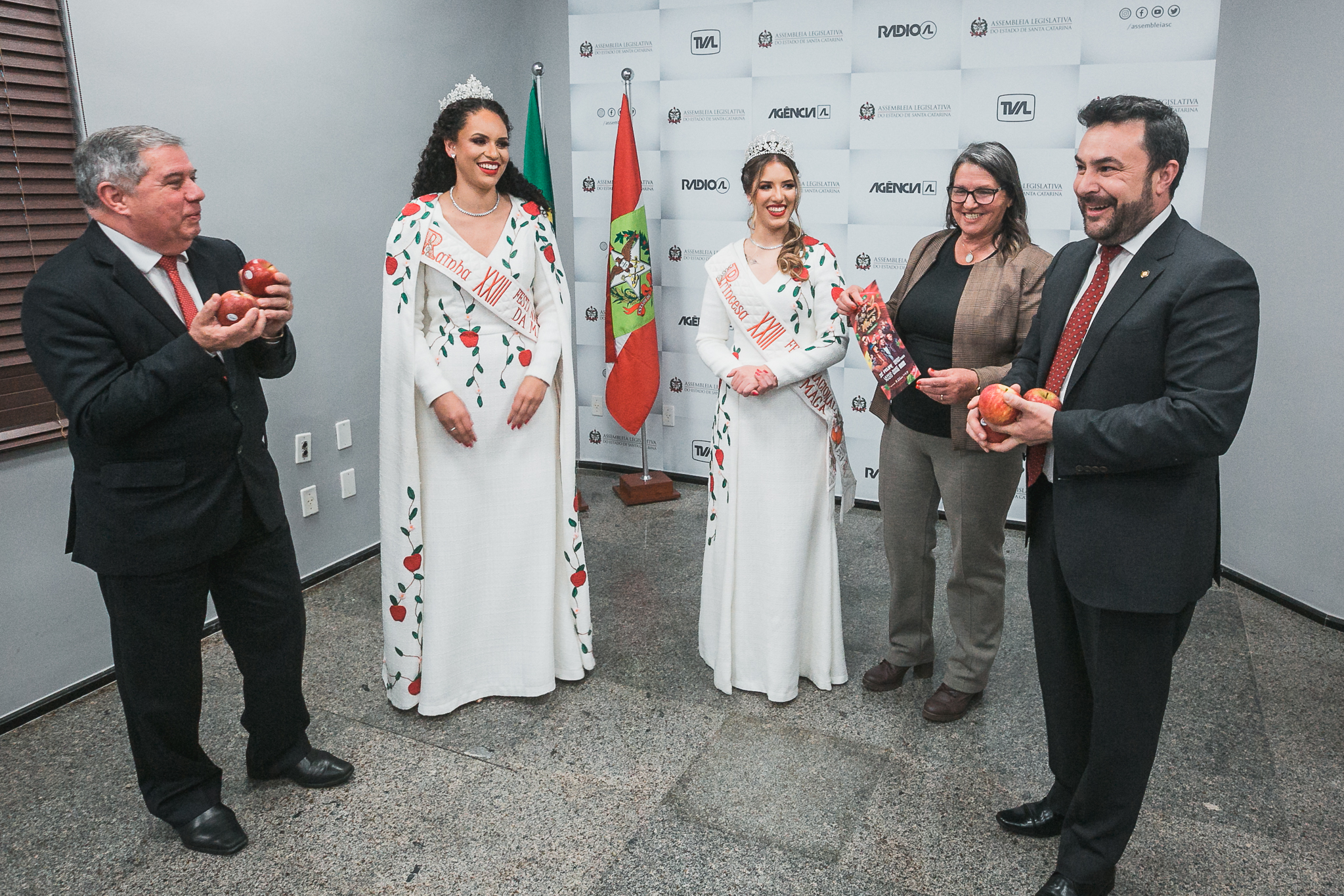 Suspensão de Sessão - Vice-Prefeita e Realeza de São Joaquim convidam para a Festa Nacional da Maçã