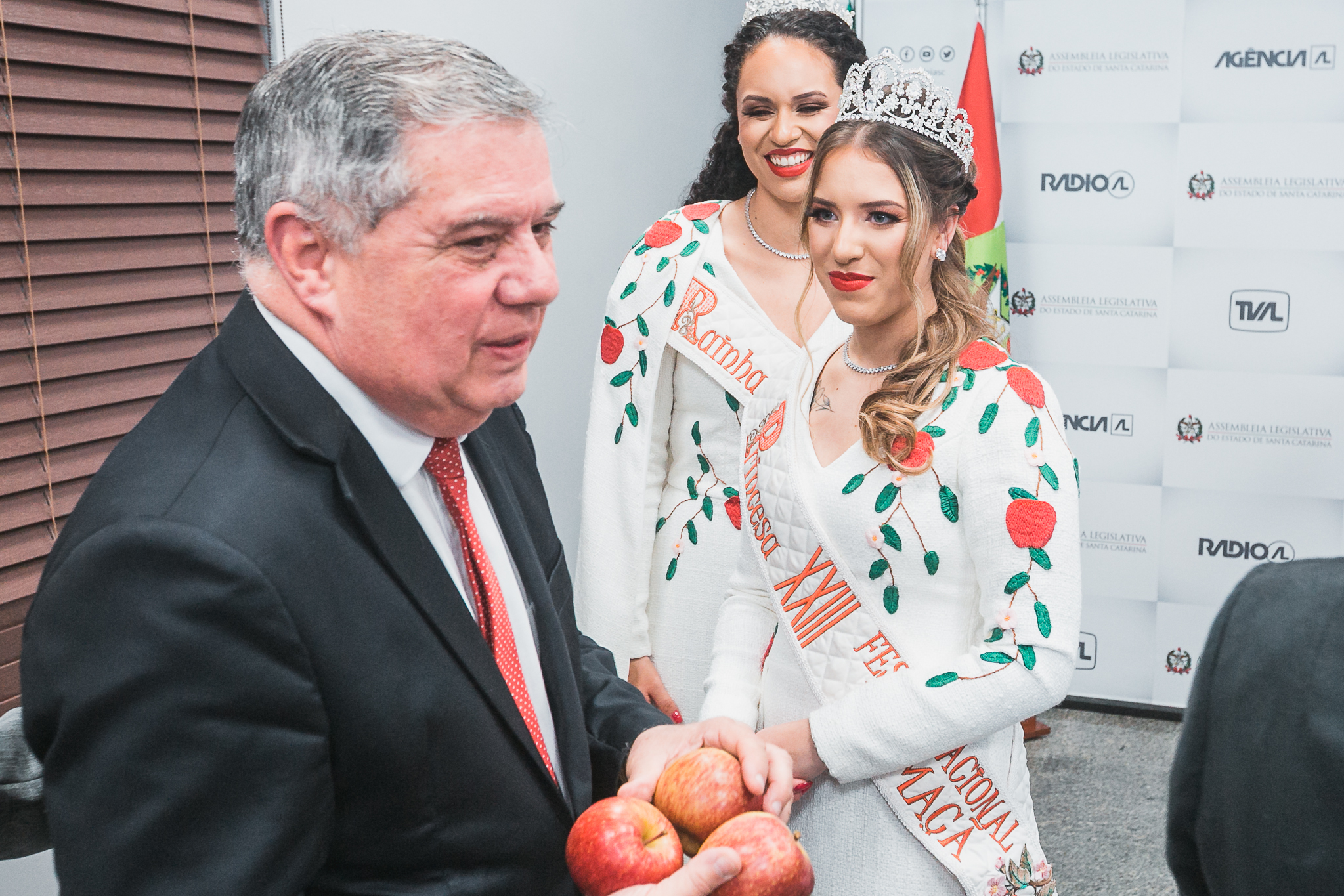 Suspensão de Sessão - Vice-Prefeita e Realeza de São Joaquim convidam para a Festa Nacional da Maçã