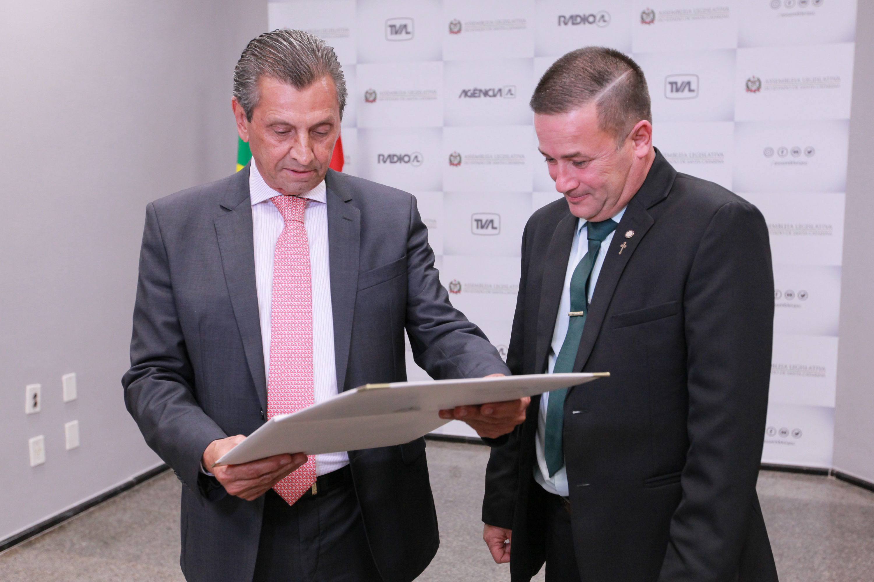 Deputado Julio Garcia entrega homenagem a Diácono Ricardo José de Souza