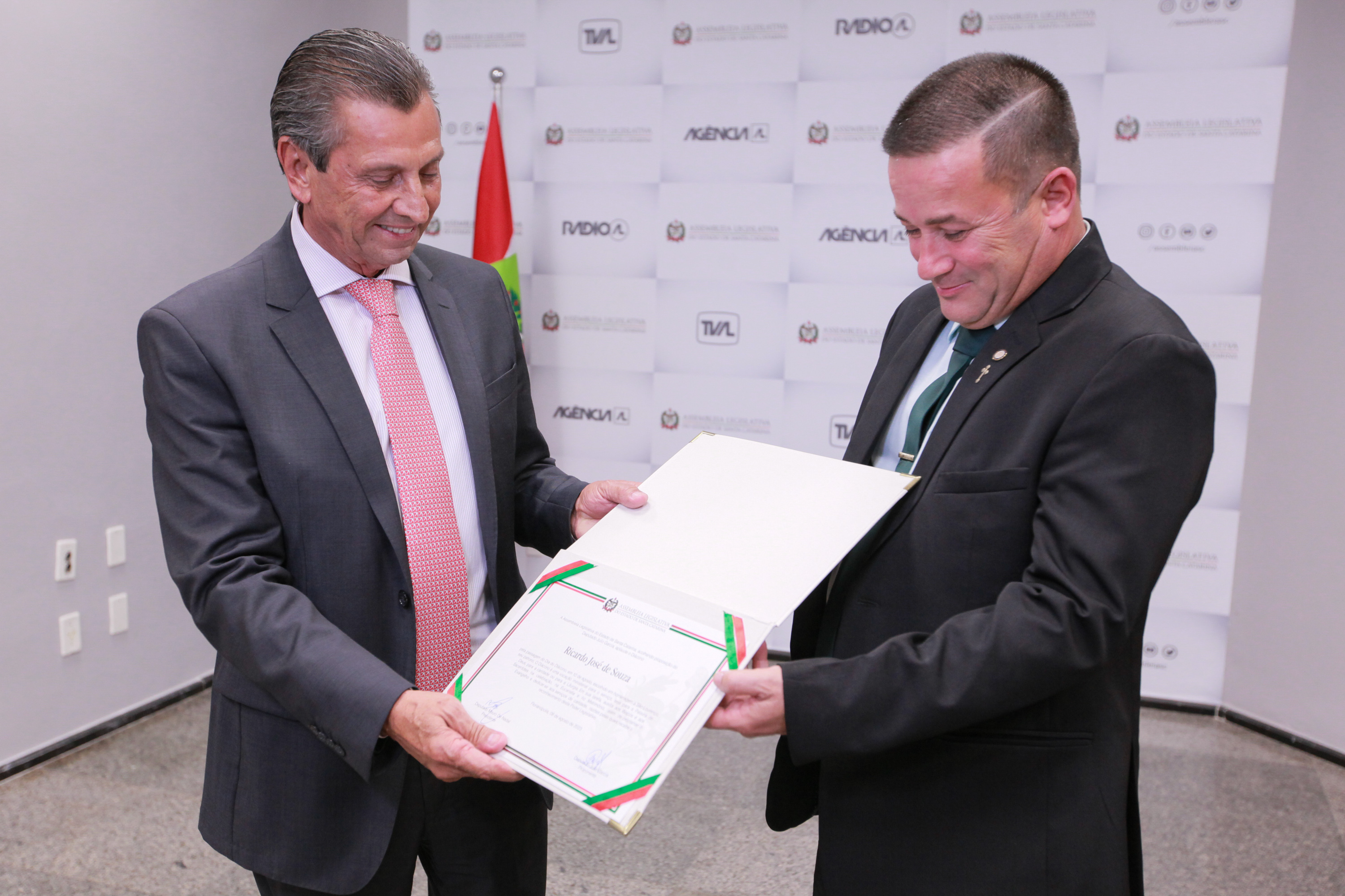 Deputado Julio Garcia entrega homenagem a Diácono Ricardo José de Souza