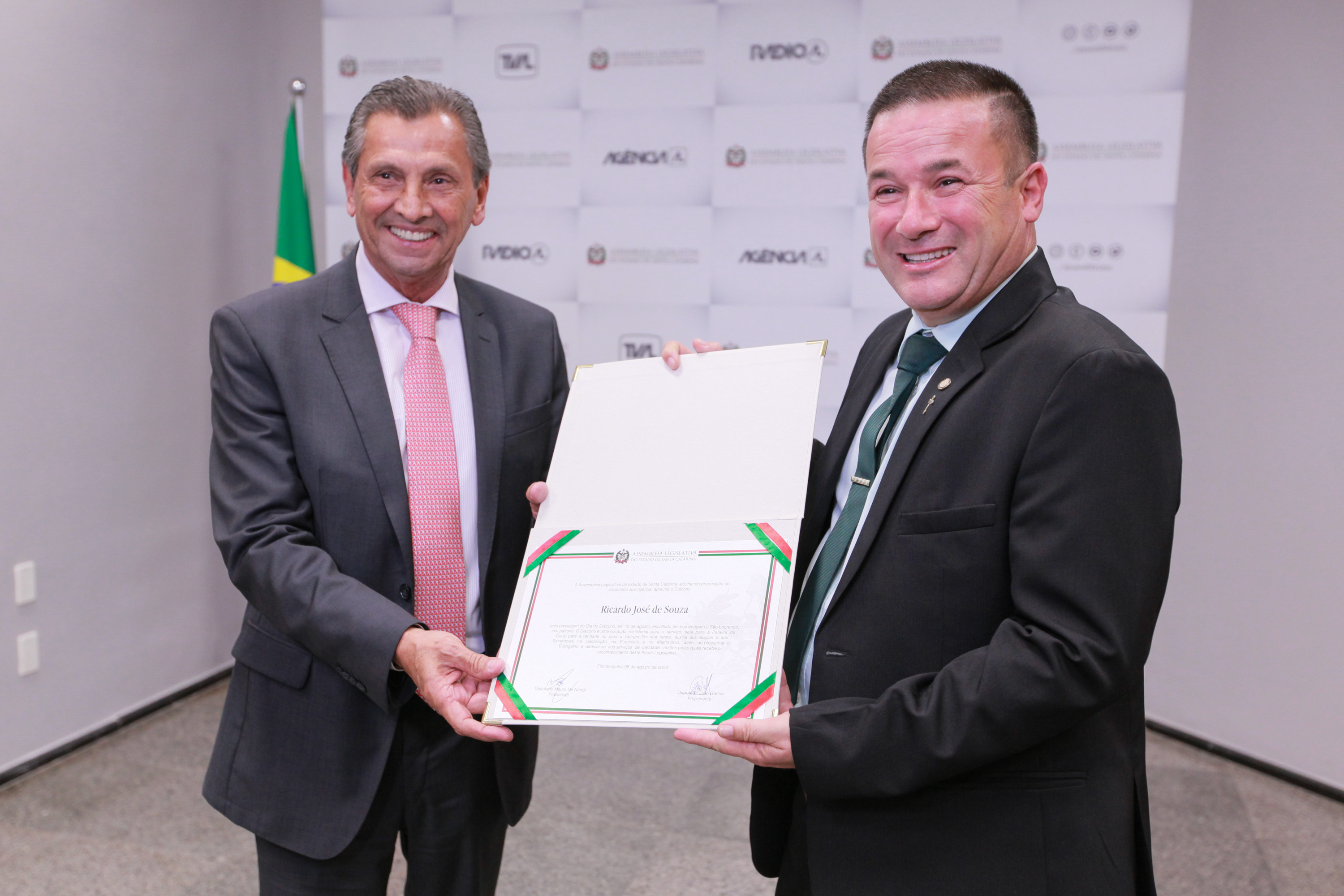 Deputado Julio Garcia entrega homenagem a Diácono Ricardo José de Souza