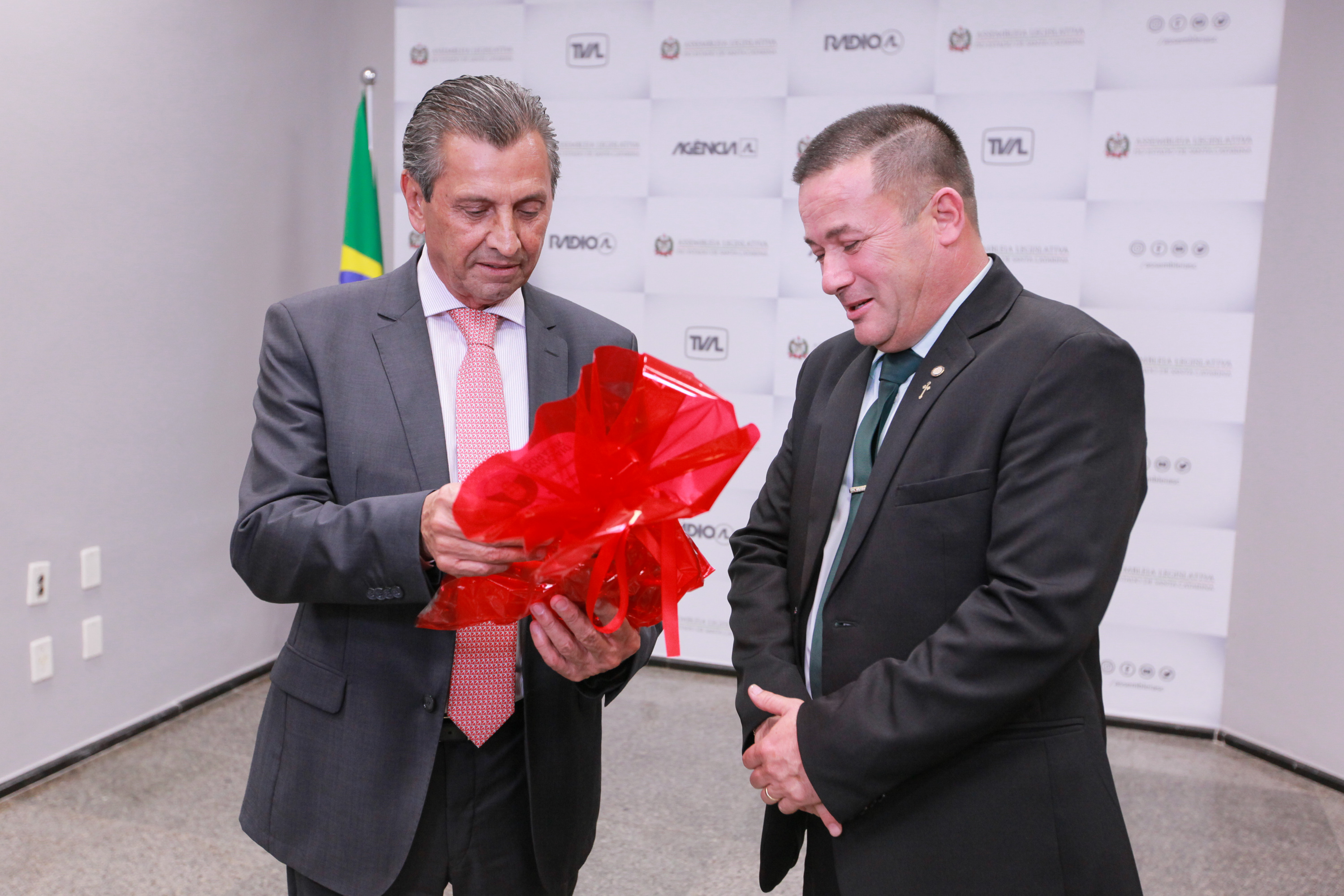 Deputado Julio Garcia entrega homenagem a Diácono Ricardo José de Souza