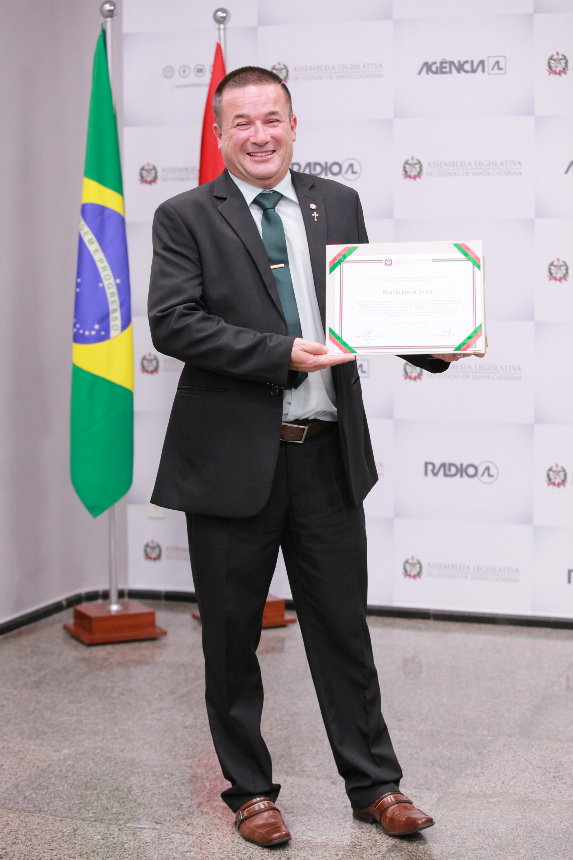 Deputado Julio Garcia entrega homenagem a Diácono Ricardo José de Souza
