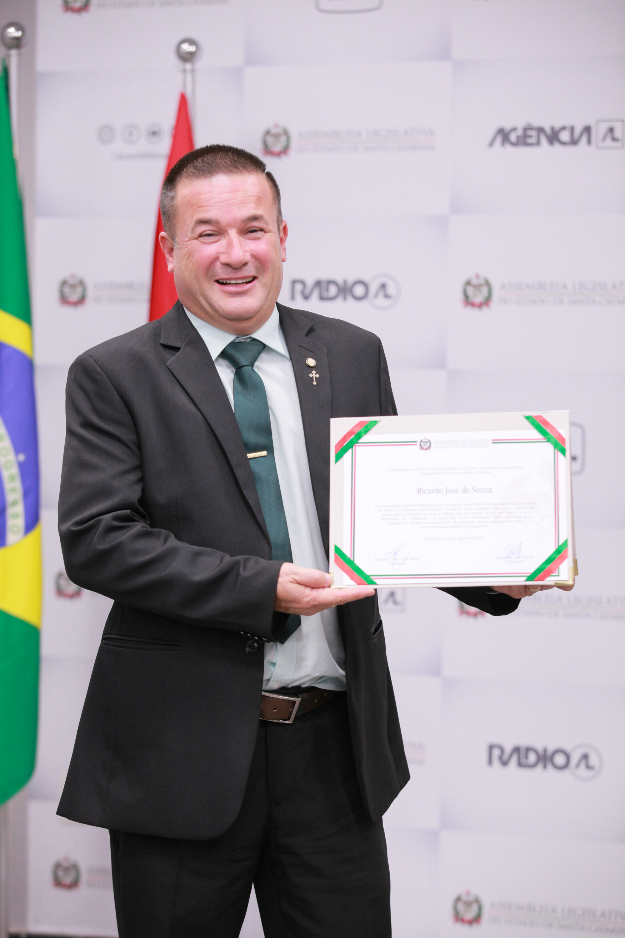 Deputado Julio Garcia entrega homenagem a Diácono Ricardo José de Souza