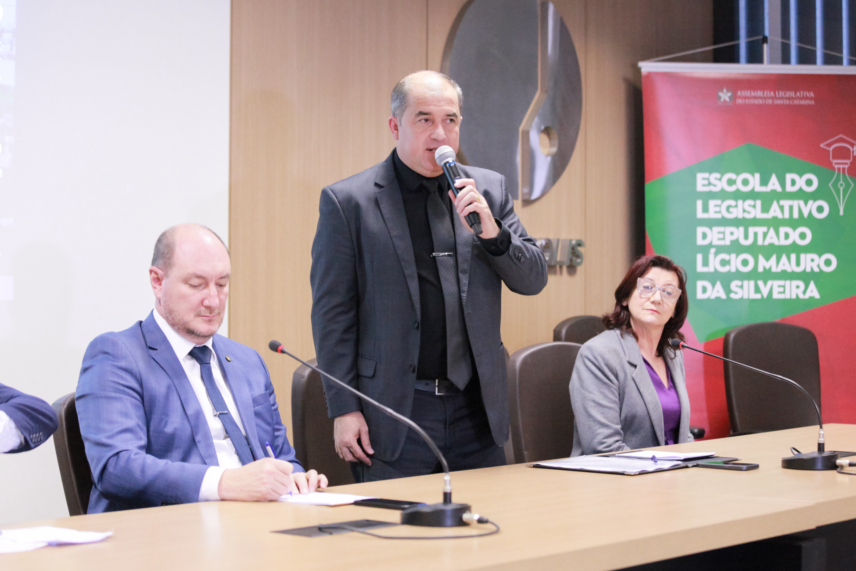 ESCOLA DO LEGISLATIVO - Deputado Mauro de Nadal apresenta palestra na GranFpólis