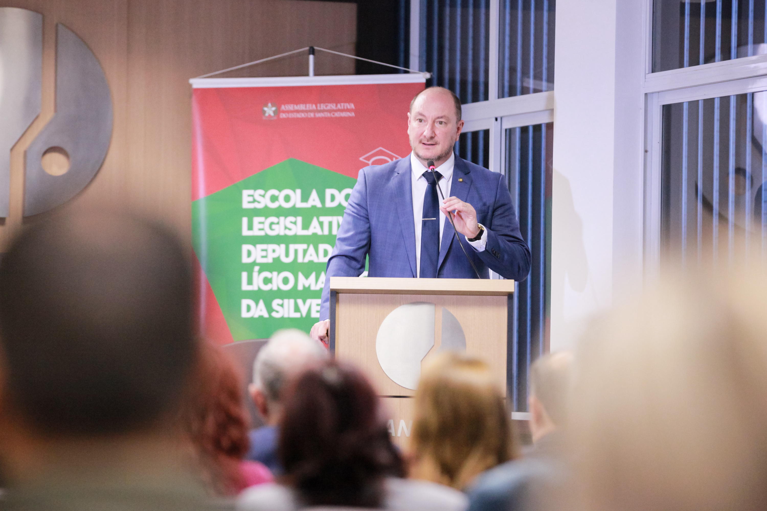 ESCOLA DO LEGISLATIVO - Deputado Mauro de Nadal apresenta palestra na GranFpólis