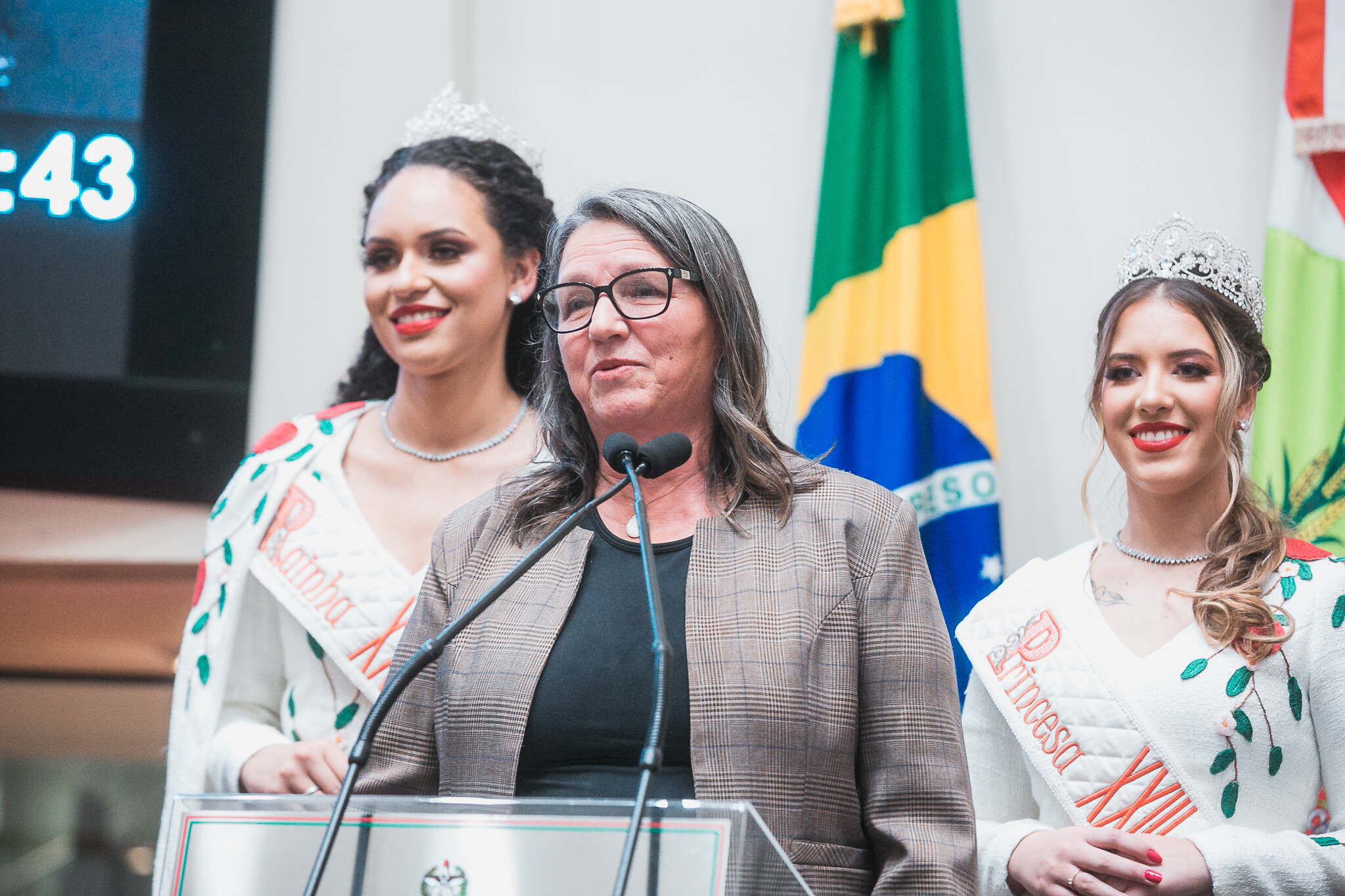 Vice-prefeita de São Joaquim, rainha e princesa da Festa da Maçã divulgam o evento na tribuna na Alesc