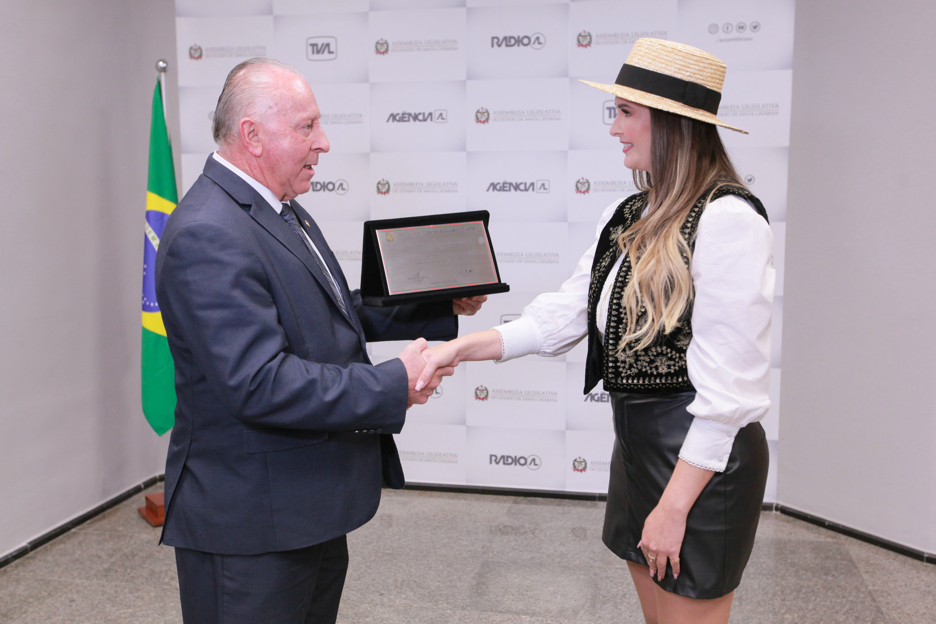 Deputado Oscar Gutz entrega Moção de Aplauso à Aline Leonhardt