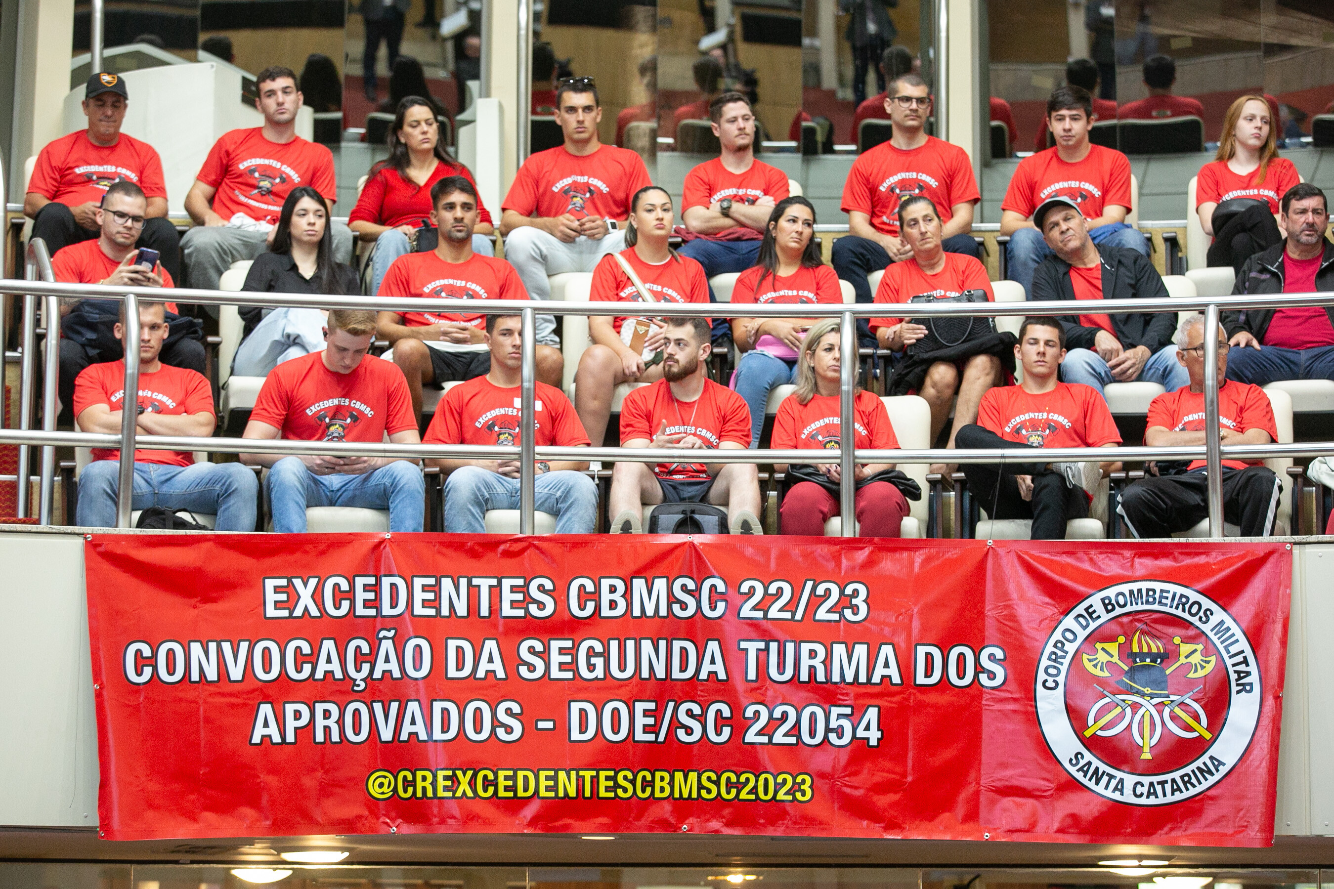 Excedentes se manifestaram na sessão