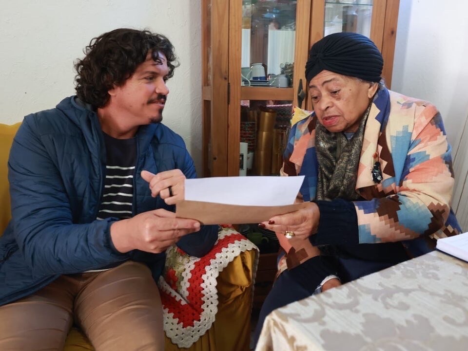 Deputado Marquito entrega convite para o lançamento da Frente Parlamentar da Primeira Infância à professora Valdeonira Silva dos Anjos FOTO: Rony Cost