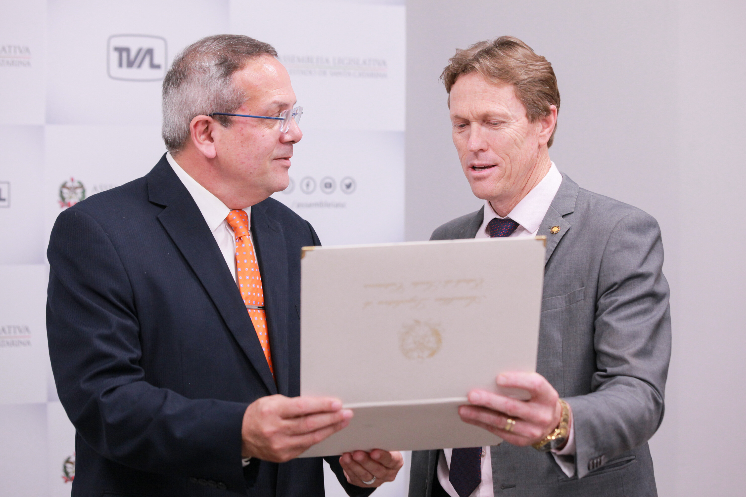 Deputado Volnei Weber entrega a Polidoro Junior a moção da aplauso aprovada por unanimidade pelos parlamentares