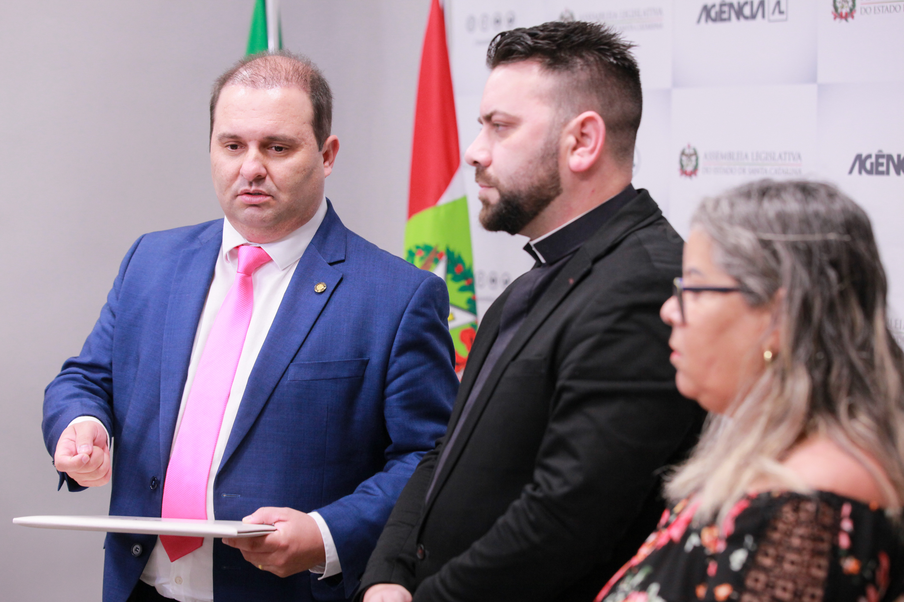 Deputado Sérgio Guimarães entrega Moção de Aplauso a Padre Fabrício