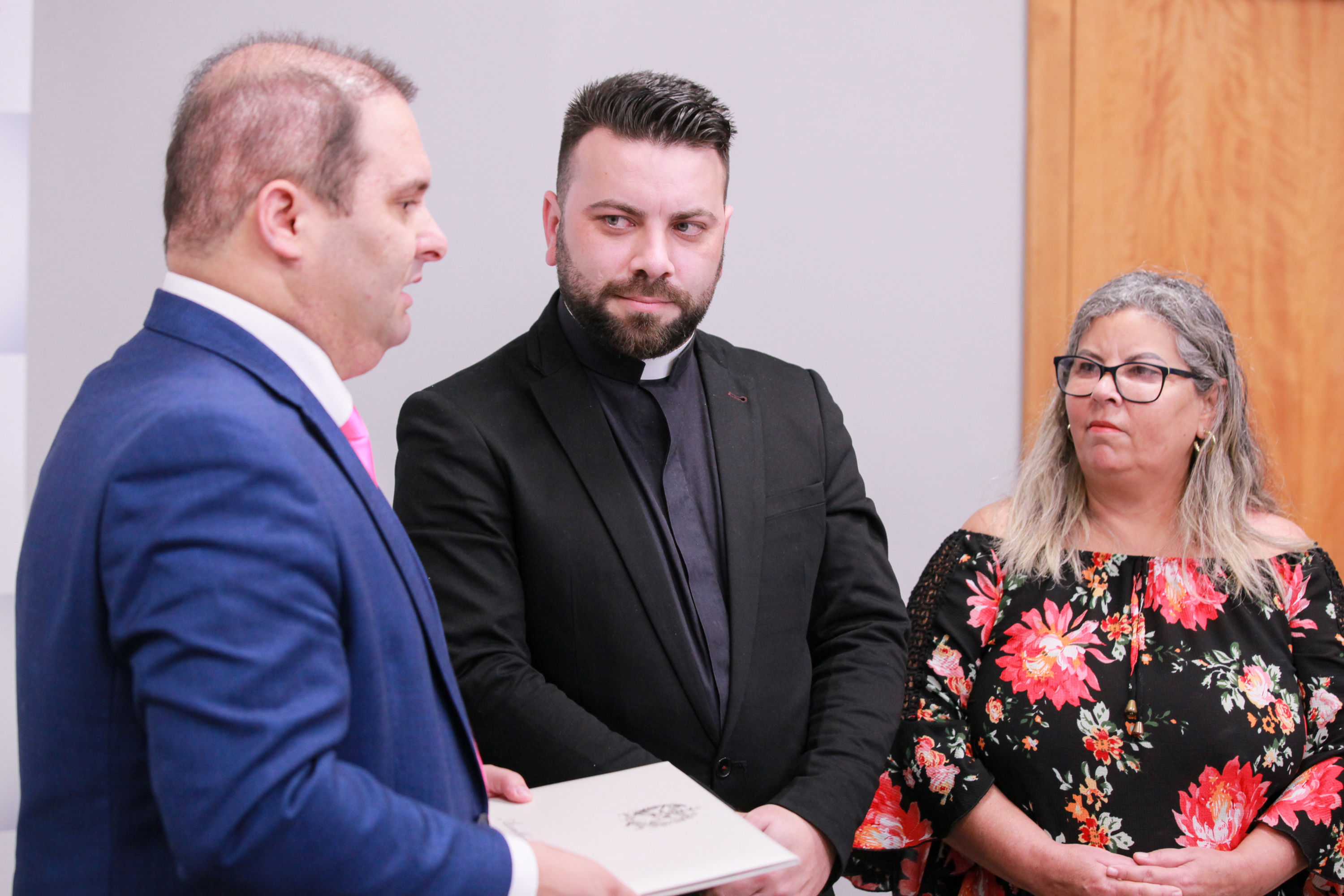 Deputado Sérgio Guimarães entrega Moção de Aplauso a Padre Fabrício
