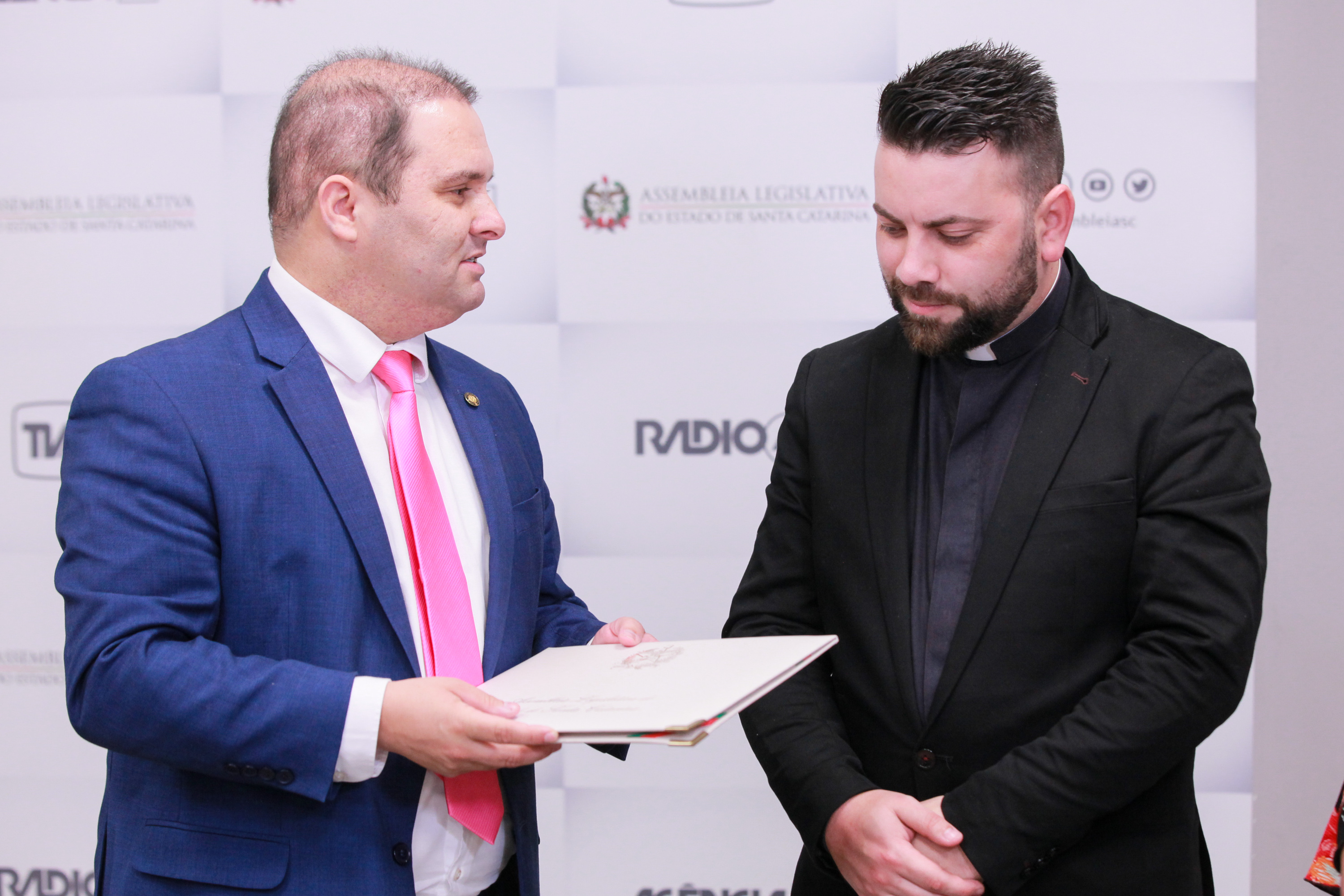 Deputado Sérgio Guimarães entrega Moção de Aplauso a Padre Fabrício