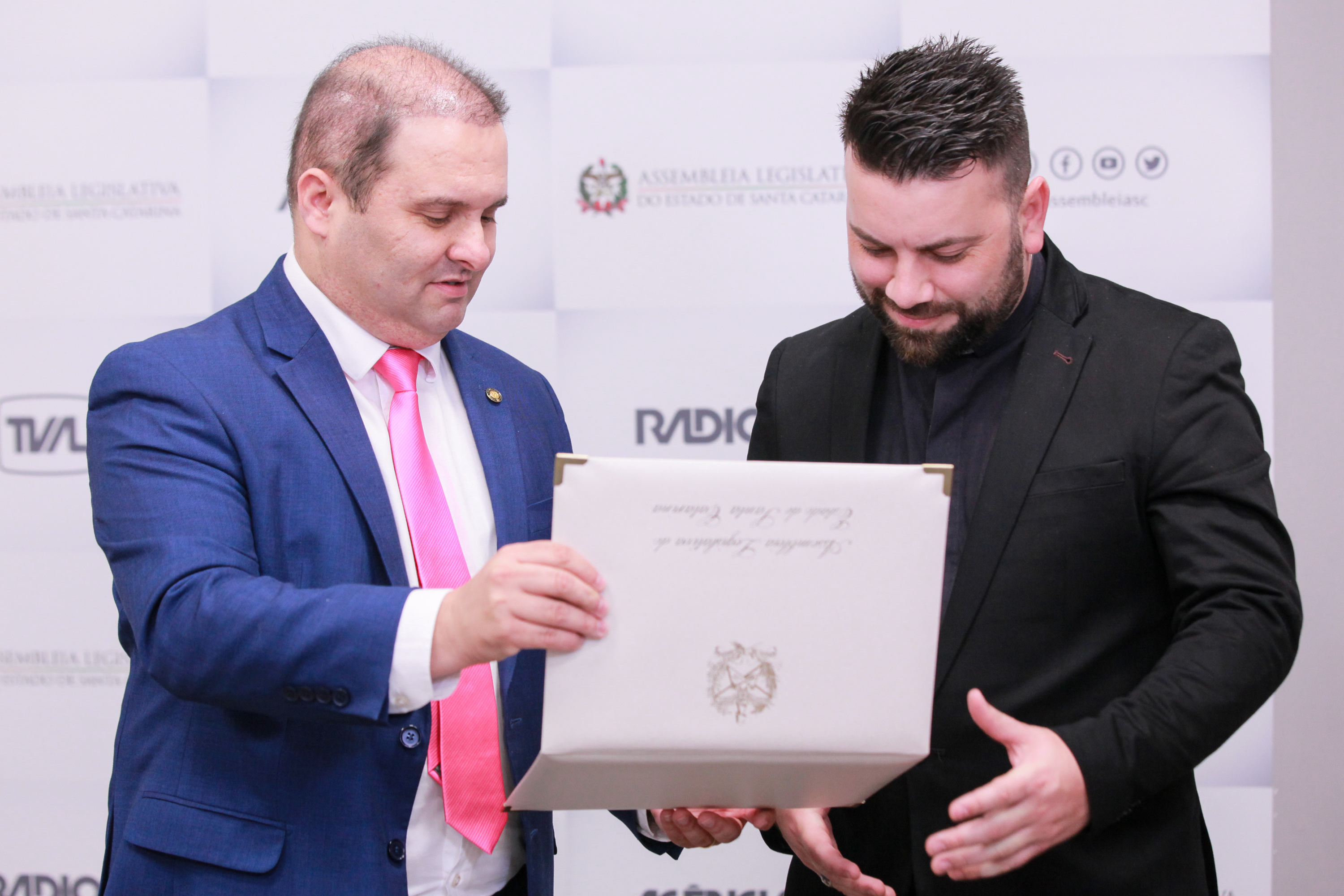Deputado Sérgio Guimarães entrega Moção de Aplauso a Padre Fabrício
