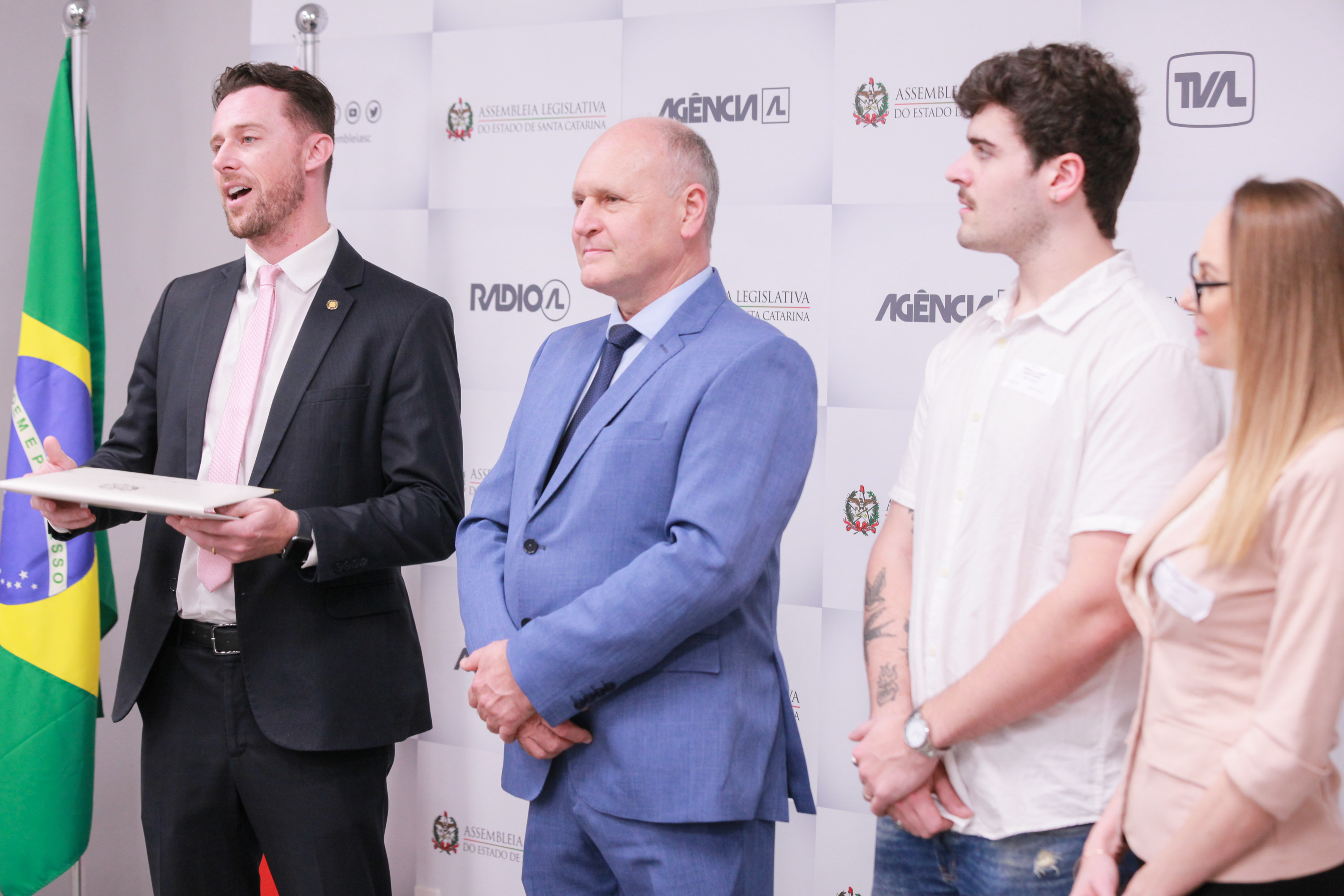 Deputado Fernando Kreling homenageia Marco Antônio Schueda