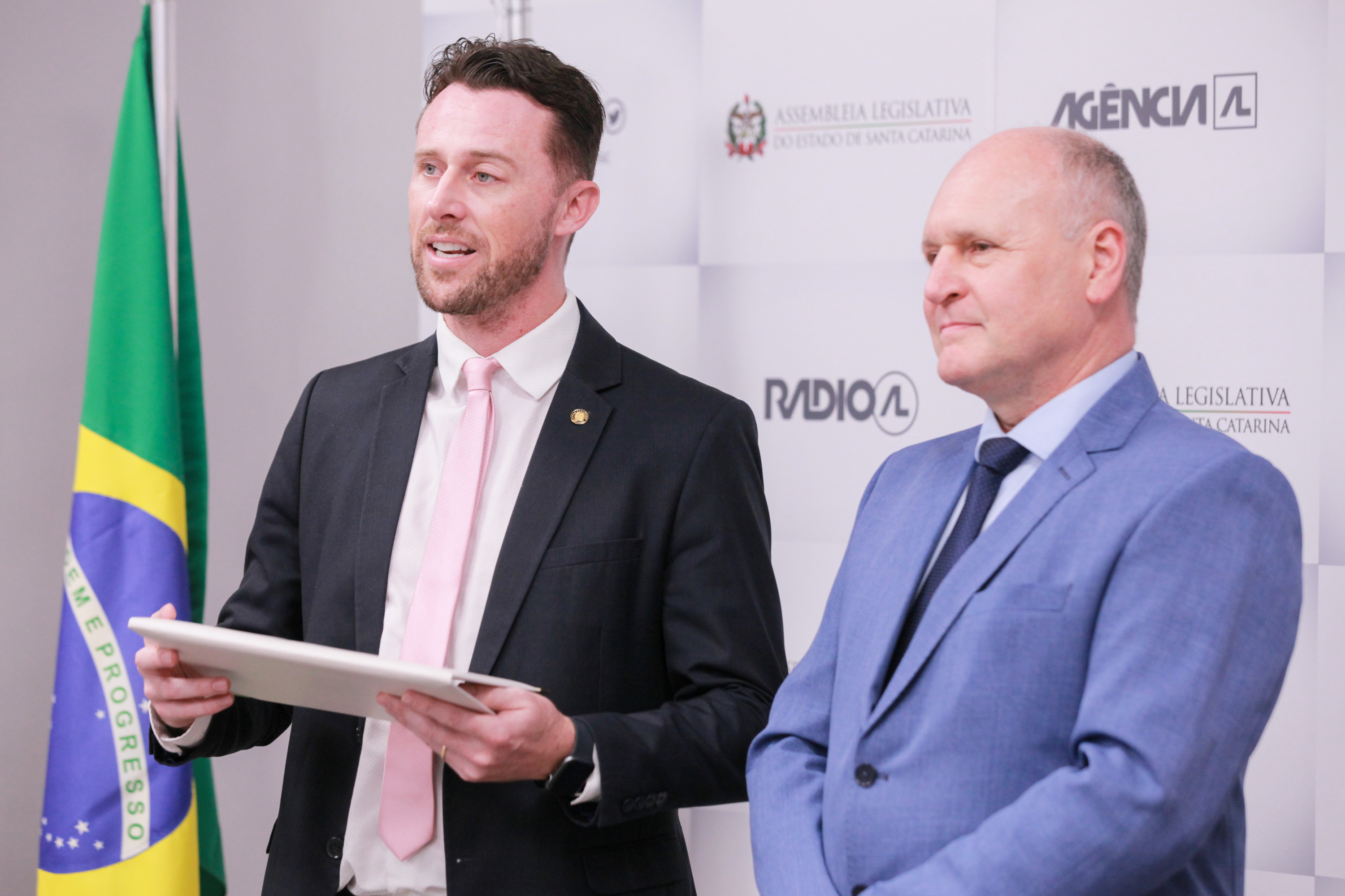 Deputado Fernando Kreling homenageia Marco Antônio Schueda