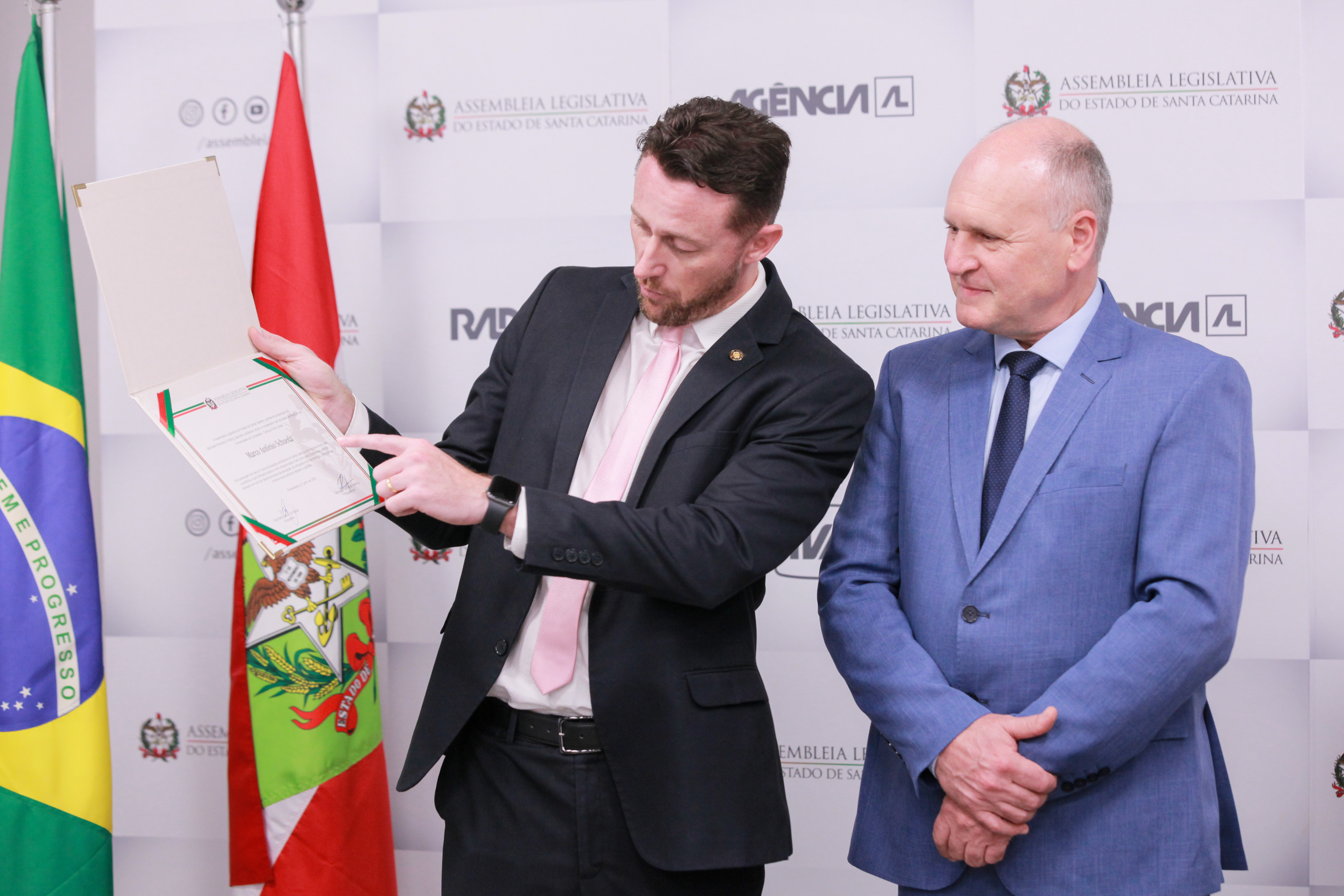 Deputado Fernando Kreling homenageia Marco Antônio Schueda