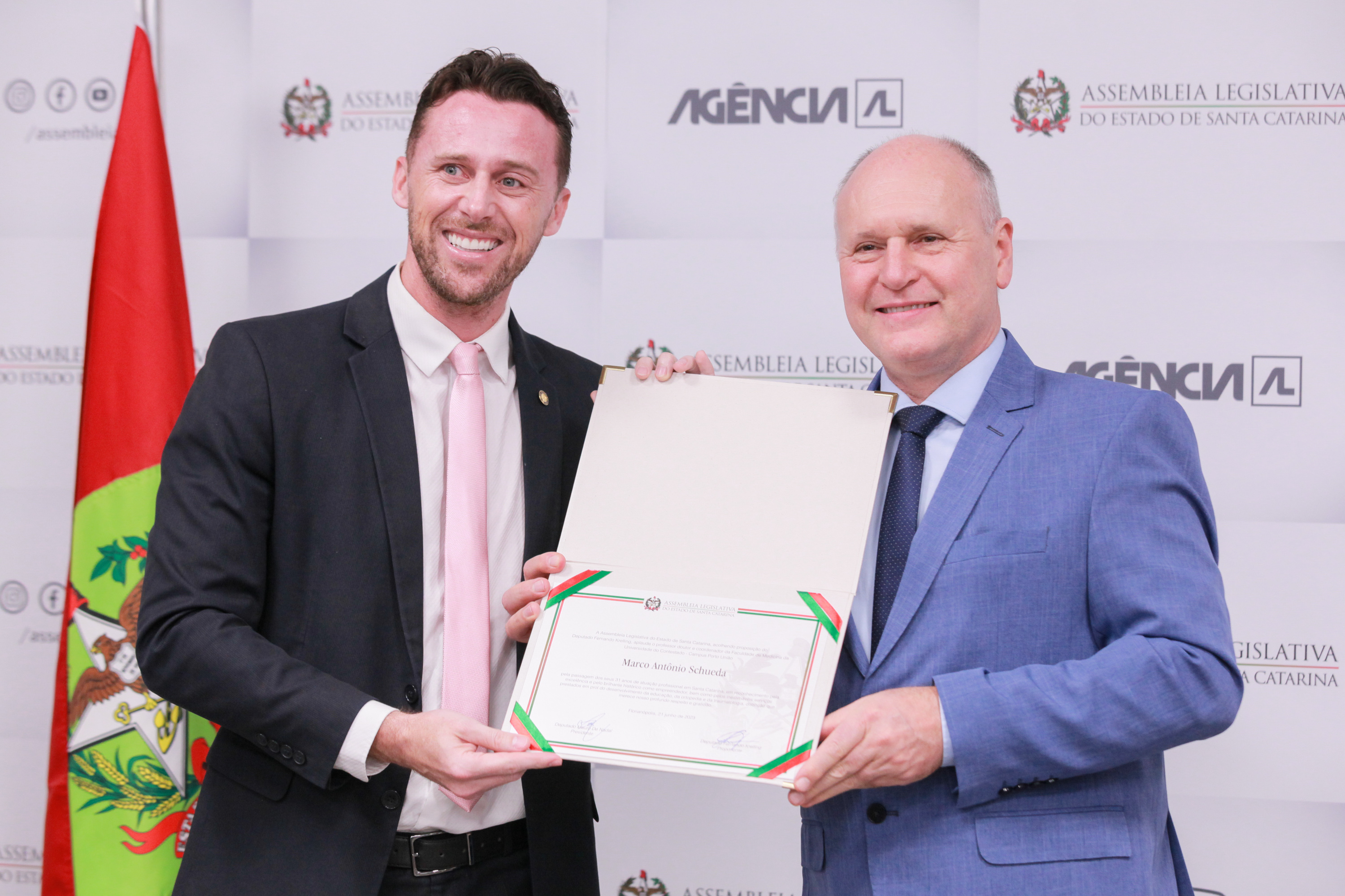 Deputado Fernando Kreling homenageia Marco Antônio Schueda
