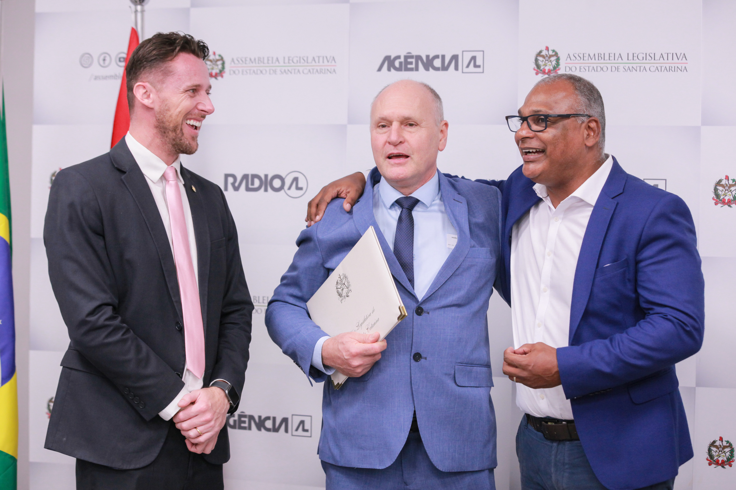 Deputado Fernando Kreling homenageia Marco Antônio Schueda