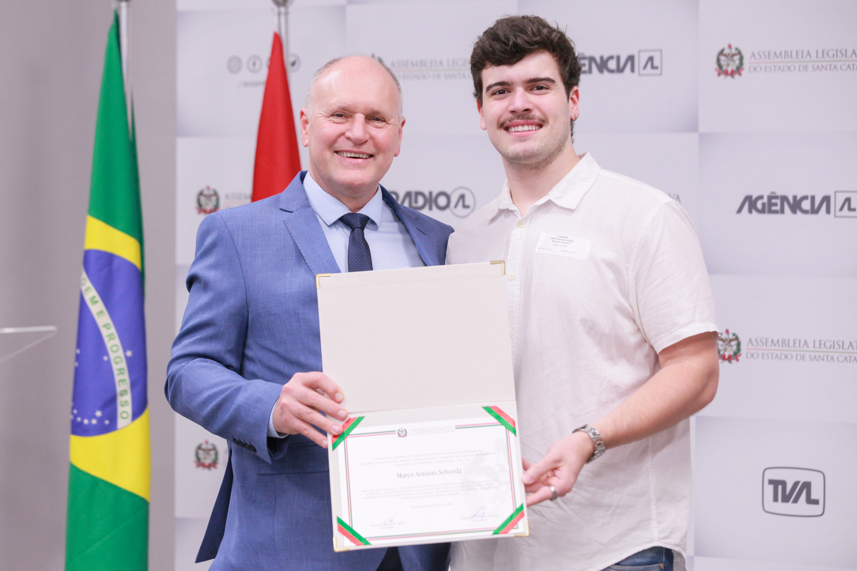 Deputado Fernando Kreling homenageia Marco Antônio Schueda