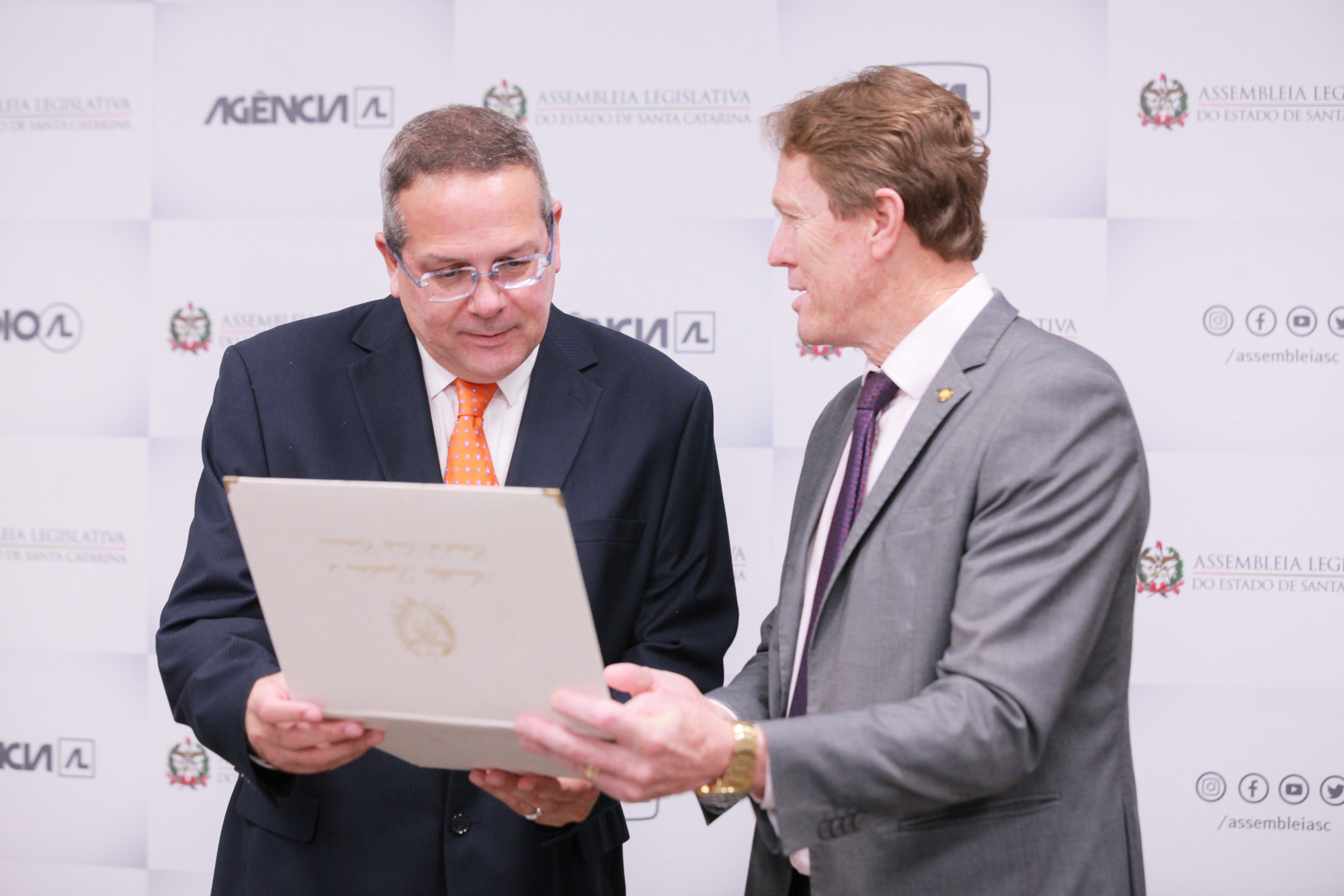 Deputado Volnei Weber entrega homengem à Polidoro Júnior