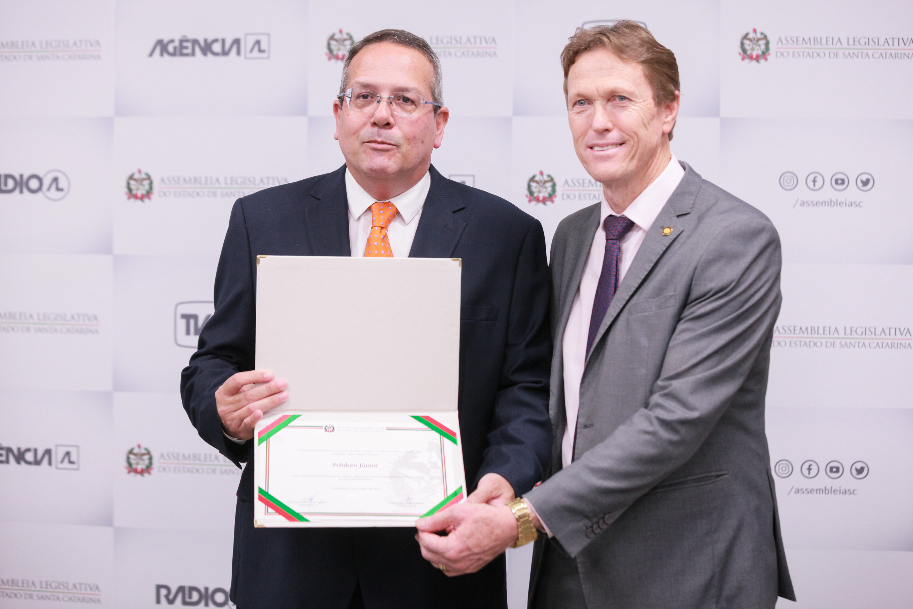 Deputado Volnei Weber entrega homengem à Polidoro Júnior