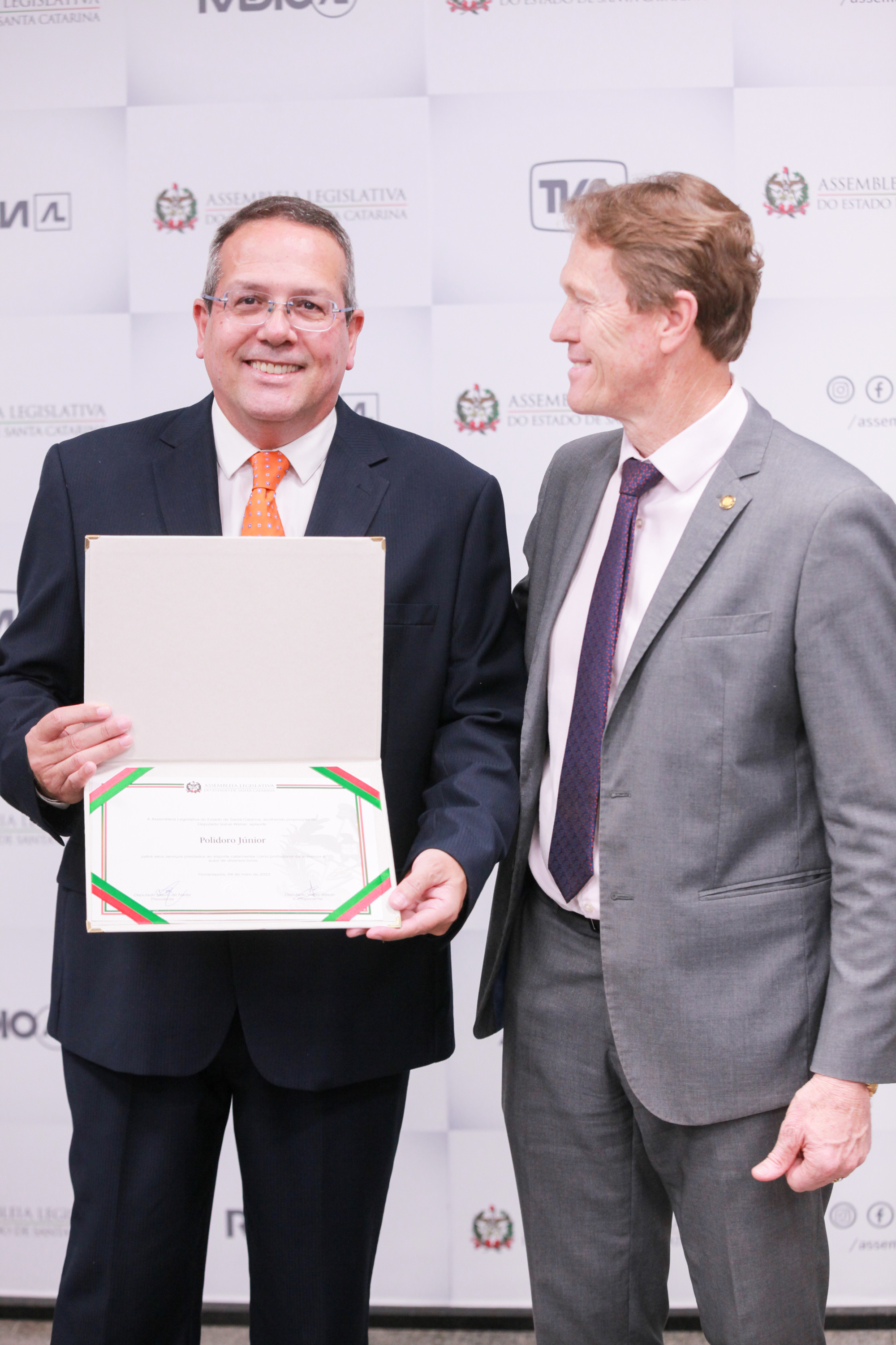 Deputado Volnei Weber entrega homengem à Polidoro Júnior