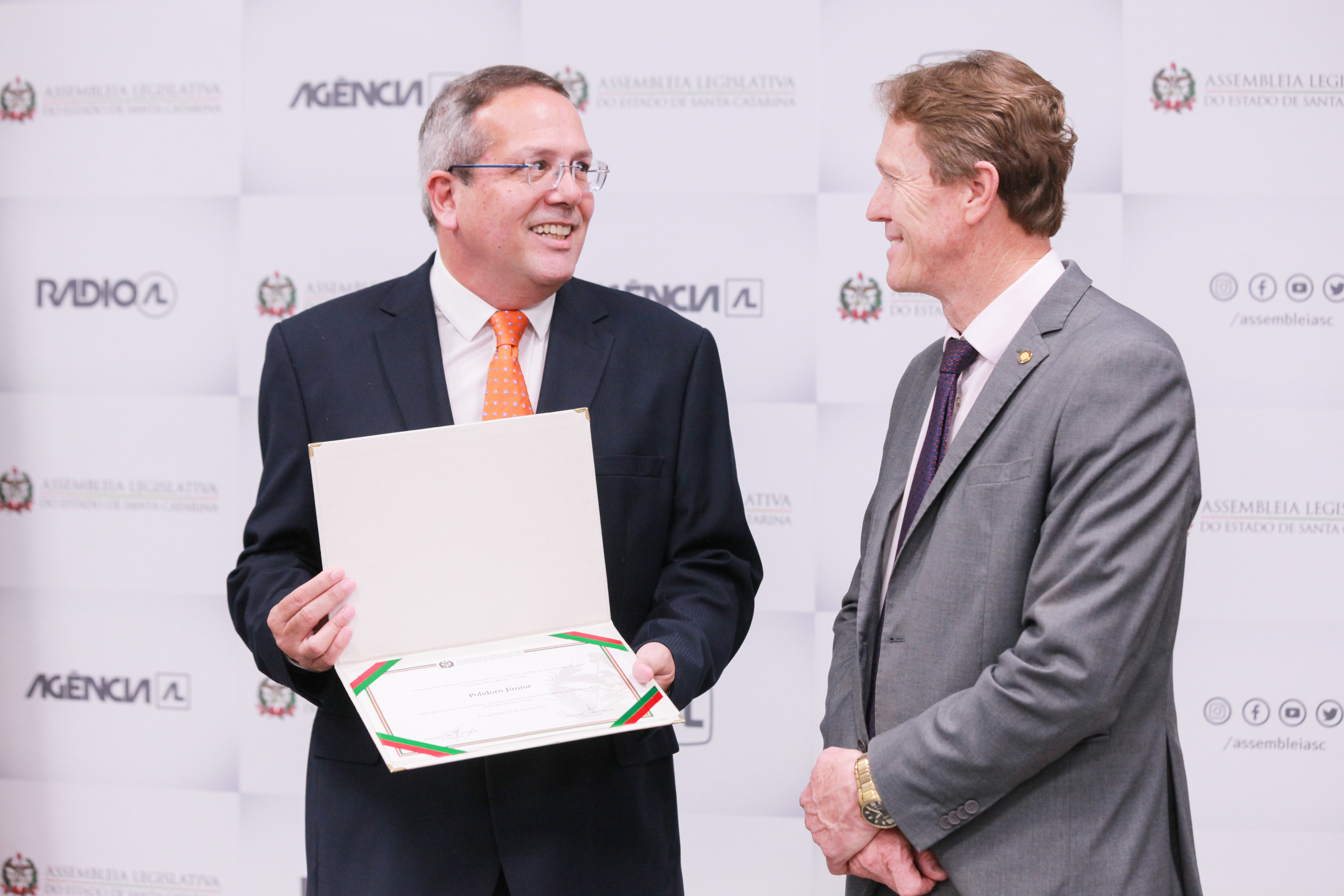 Deputado Volnei Weber entrega homengem à Polidoro Júnior