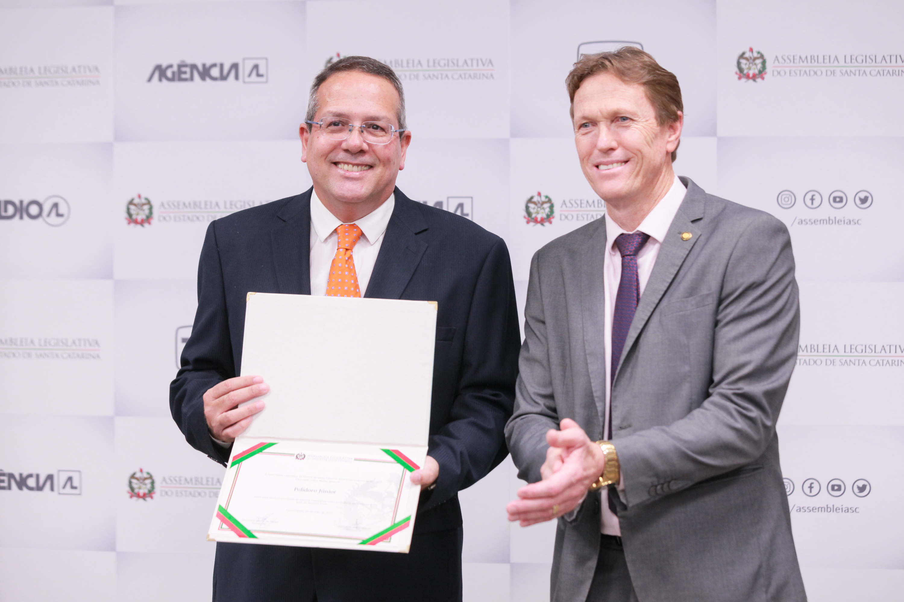 Deputado Volnei Weber entrega homengem à Polidoro Júnior