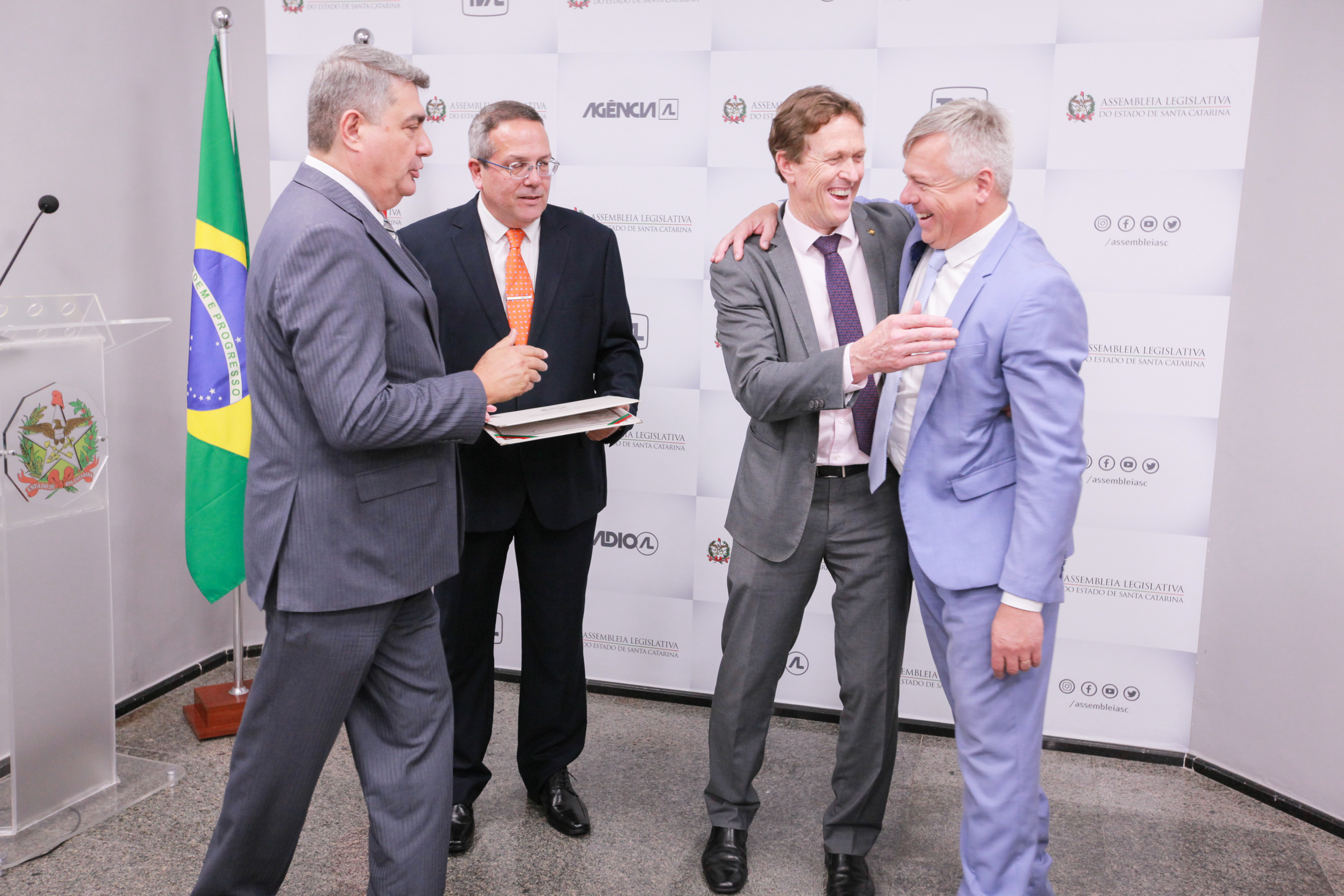 Deputado Volnei Weber entrega homengem à Polidoro Júnior