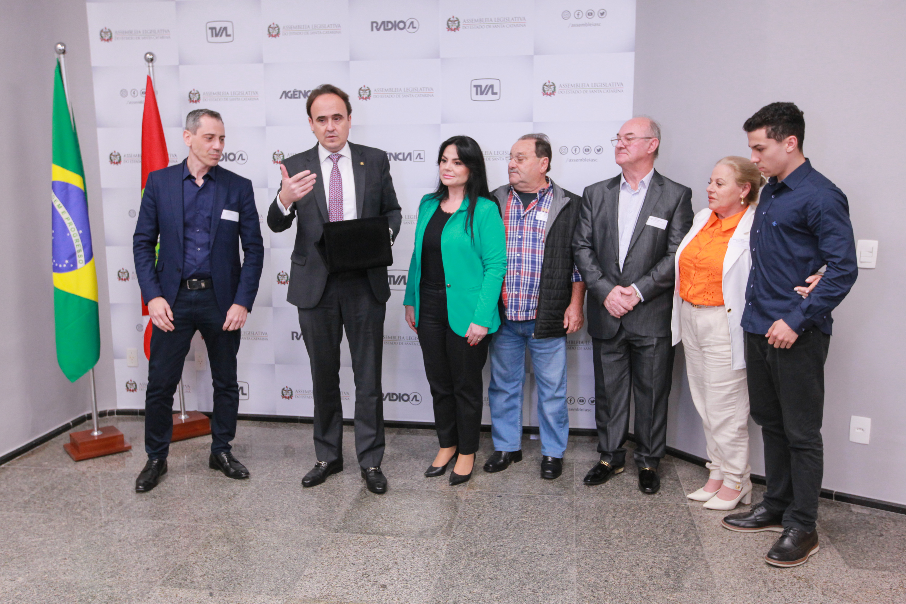 Deputado Carlos Humberto entrega homengem a corretores de Balneário Camboriú