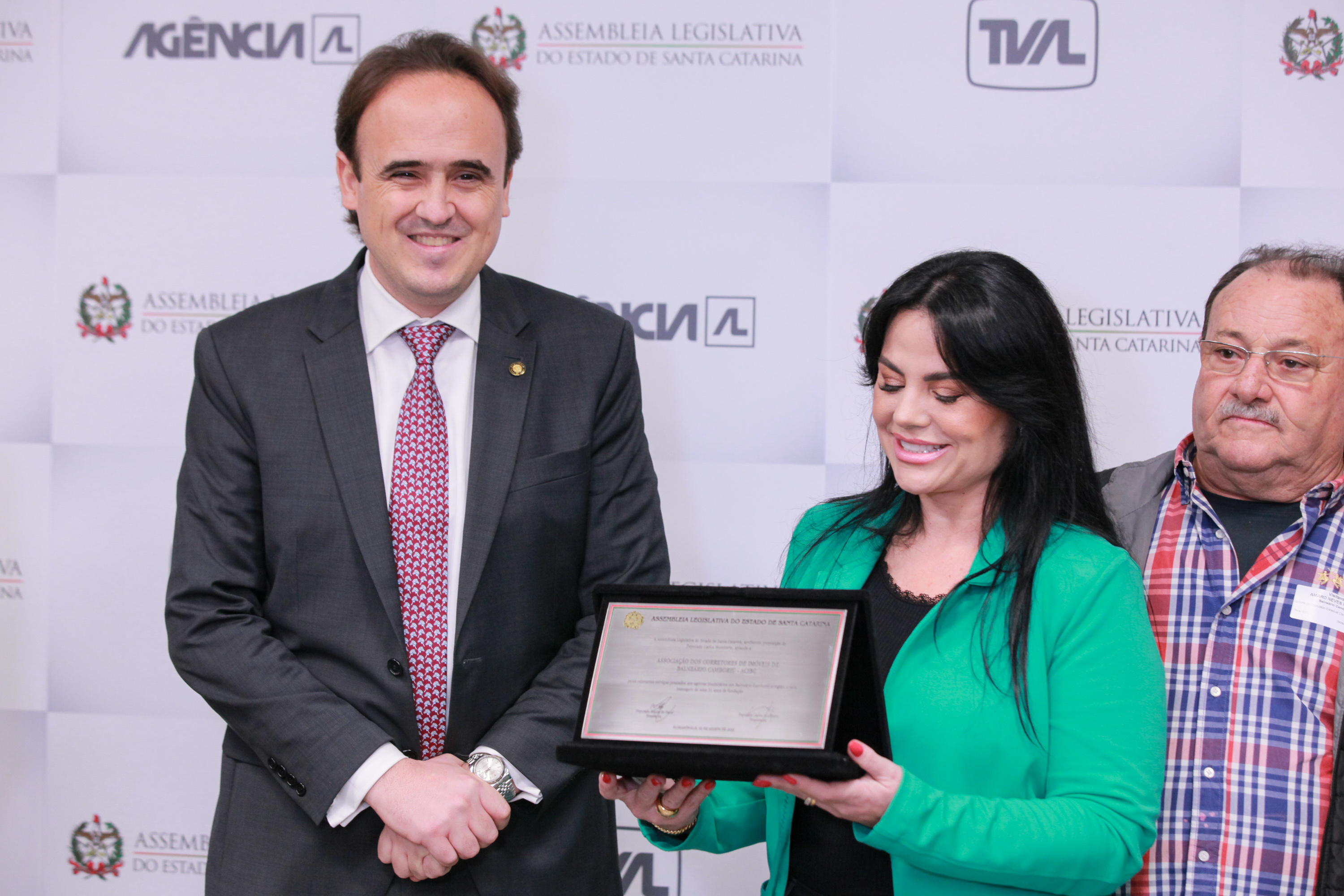 Deputado Carlos Humberto entrega homengem a corretores de Balneário Camboriú