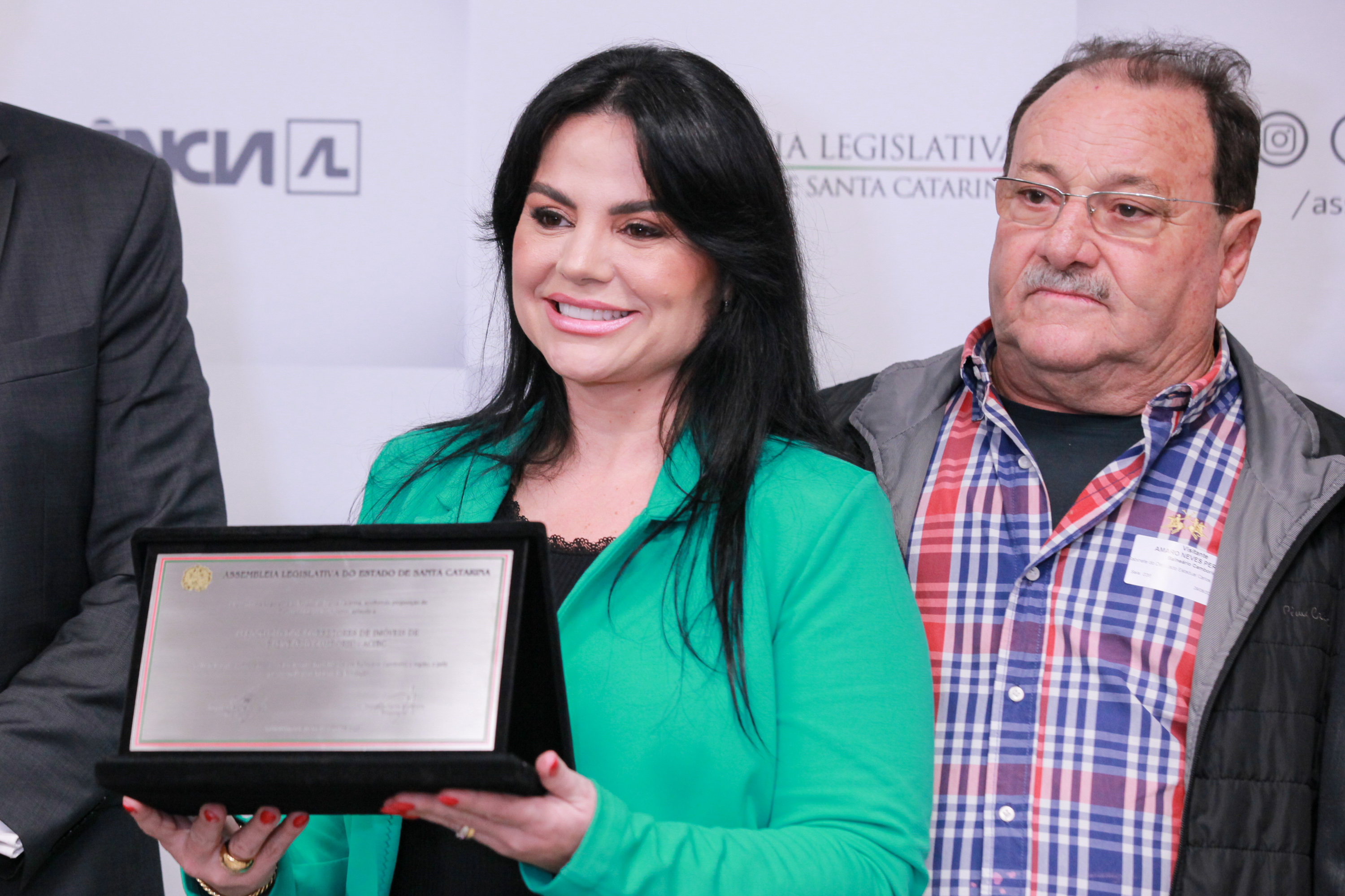 Deputado Carlos Humberto entrega homengem a corretores de Balneário Camboriú