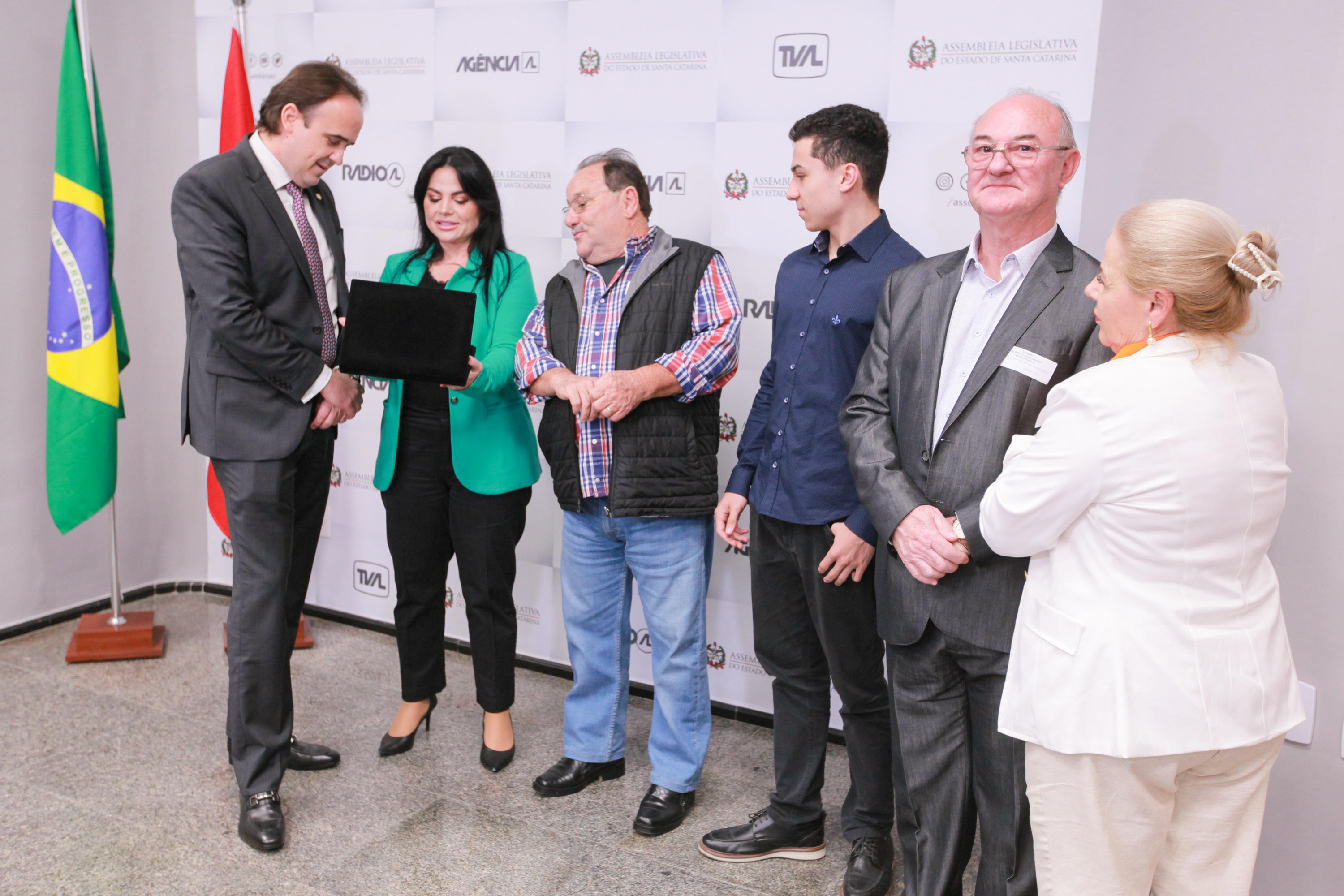 Deputado Carlos Humberto entrega homengem a corretores de Balneário Camboriú