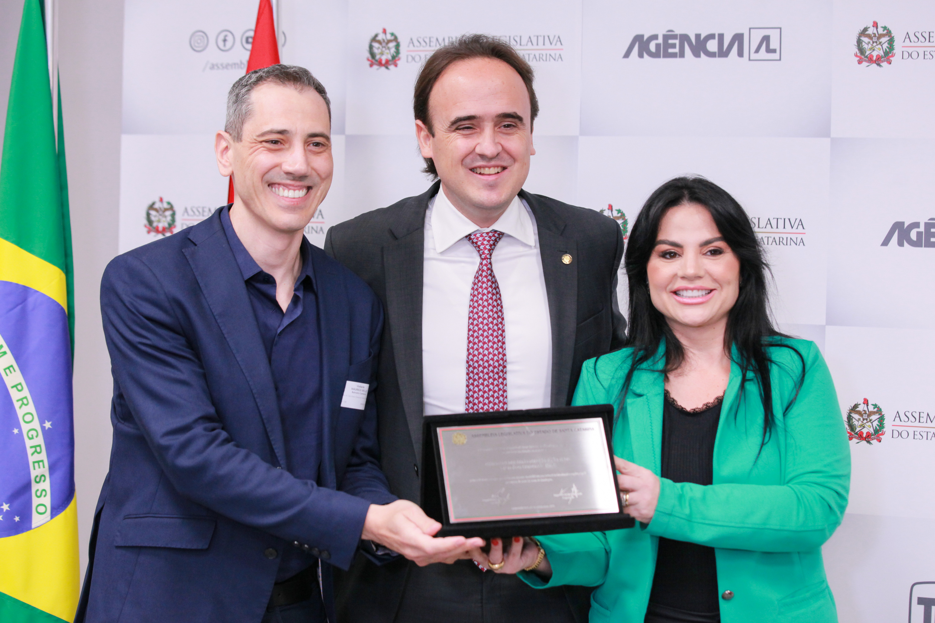 Deputado Carlos Humberto entrega homengem a corretores de Balneário Camboriú