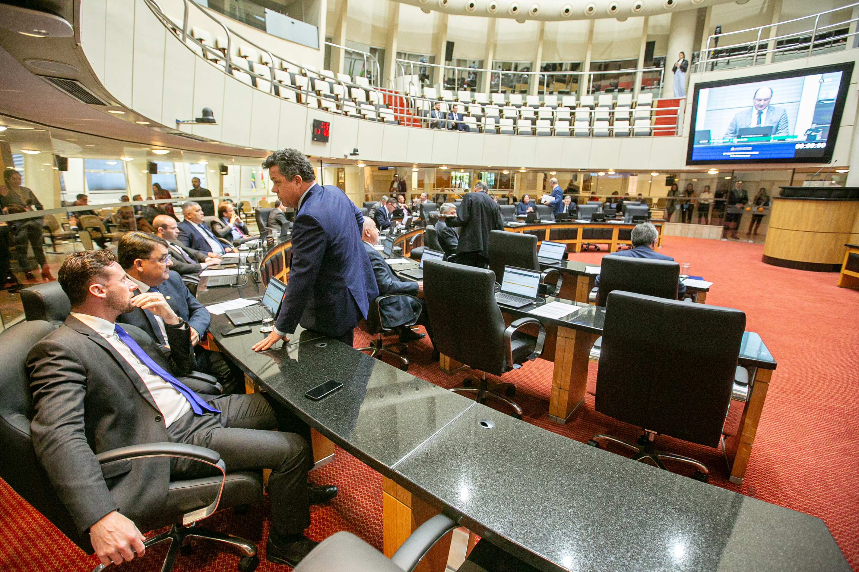 Deputados elogiam transplantes de coração e defendem revogar leis inócuas