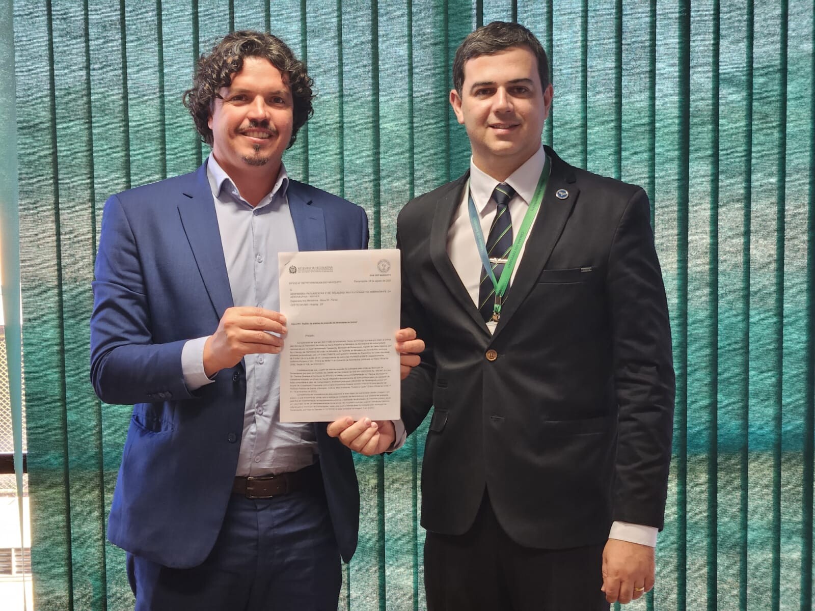 Deputado Marquito após a entrega do documento ao assessor de Relacionamento Institucional do Comando da Aeronáutica, Marcelo de Souza