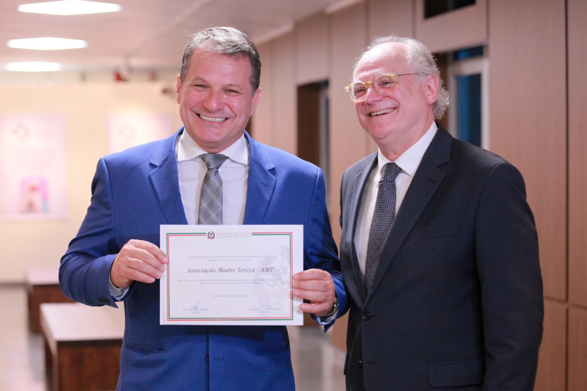 Presidente da Associação Madre Teresa, Mauricio José Gom, e deputado Dr Vicente
