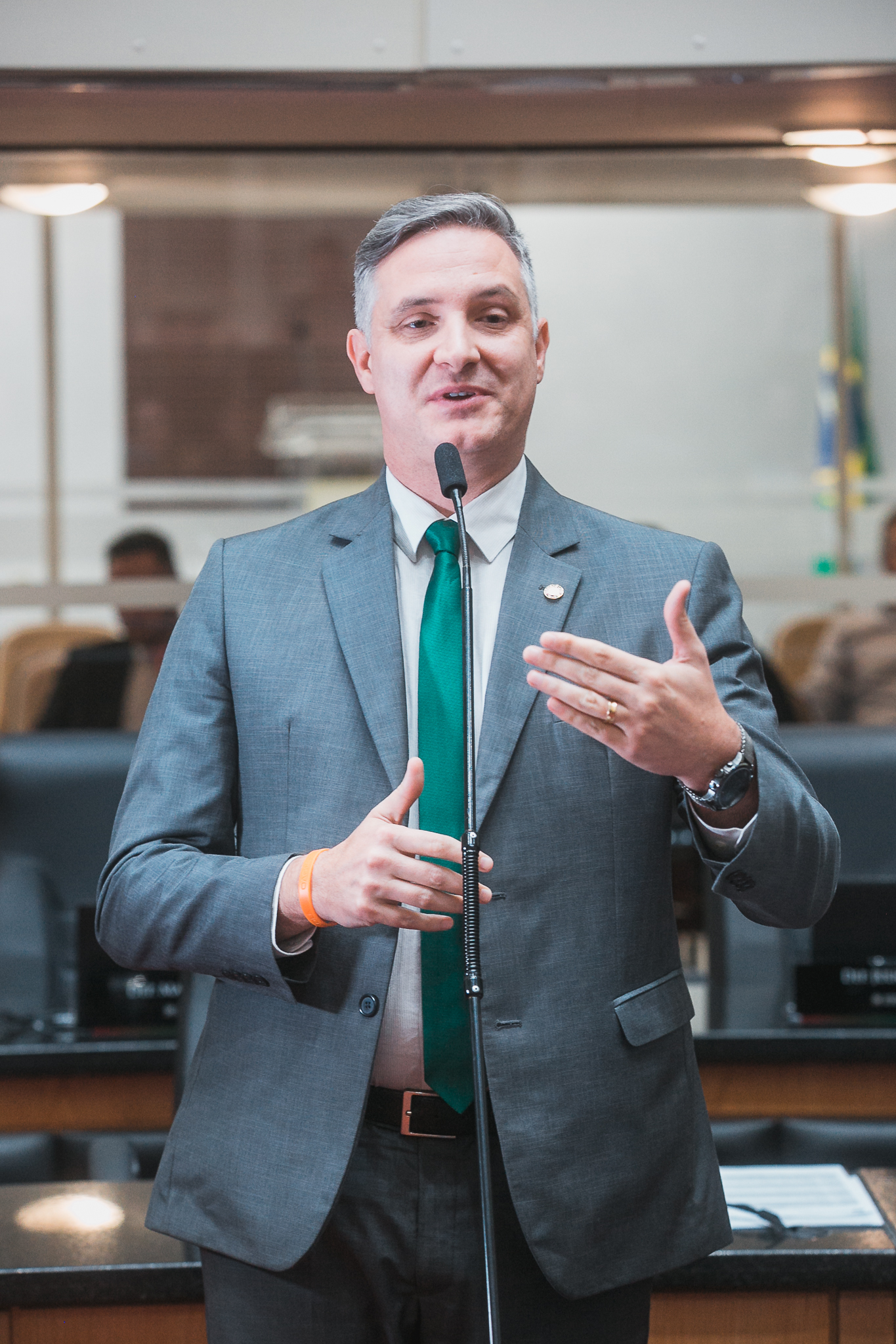 Suspensão de Sessão - Tiago de Oliveira, Vereador de Itapoá e Banda Foral - Deputado Matheus Cadorin (NOVO)