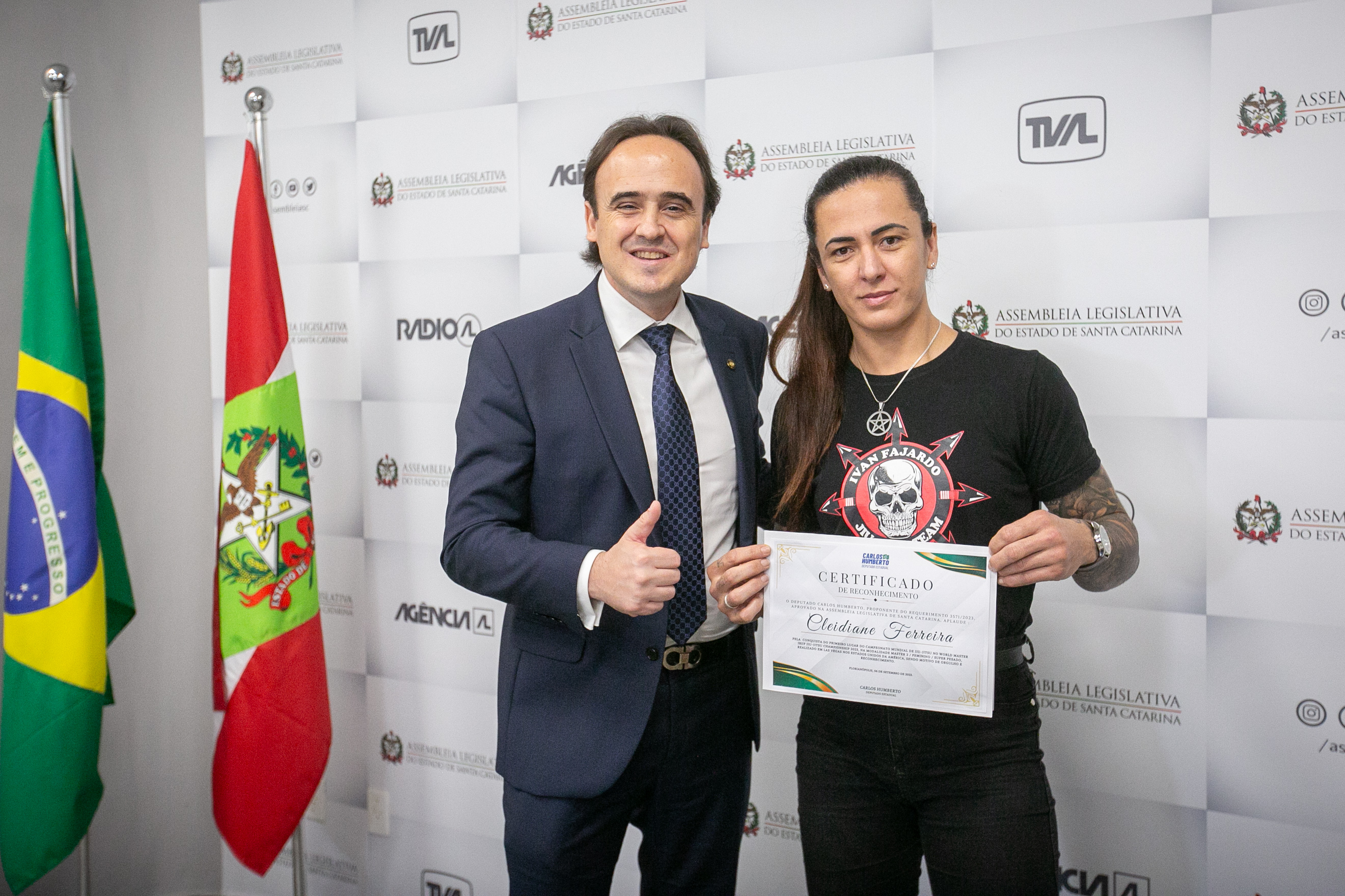 MOÇÃO DE APLAUSO – Deputado Carlos Humberto entrega honraria a atleta Cleidiane Ferreira