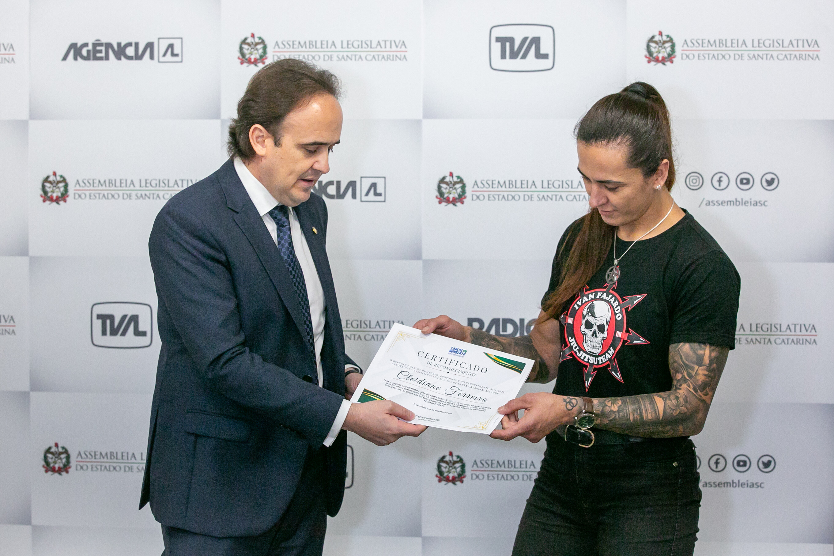 Atleta campeã de mundial de Jiu-Jitsu é homenageada na Alesc