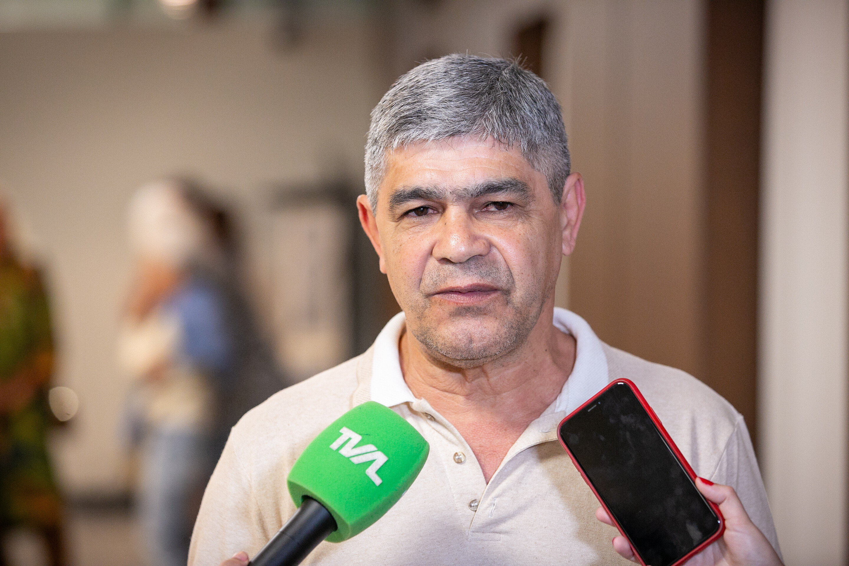 Artesão, Roseval dos Santos Pereira, expõe seus trabalhos no espaço Cruz e Sousa.