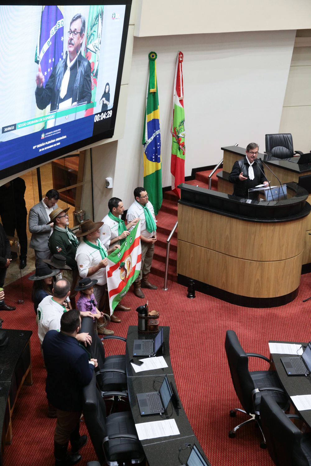 Suspensão da Sessão - Homenagem ao Dia do Gaúcho