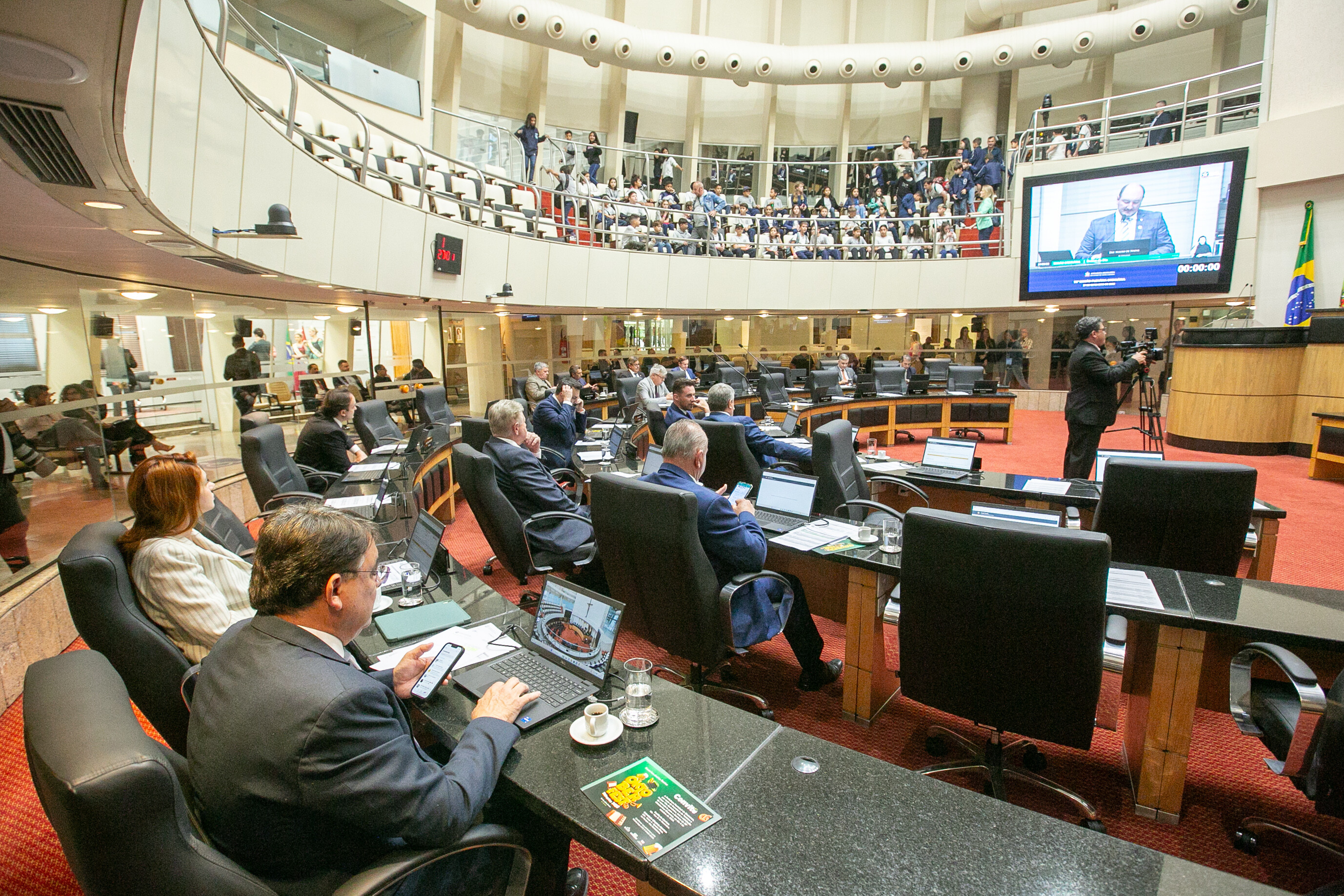 Sessão tem elogio às operações contra corrupção e crítica à Fesporte