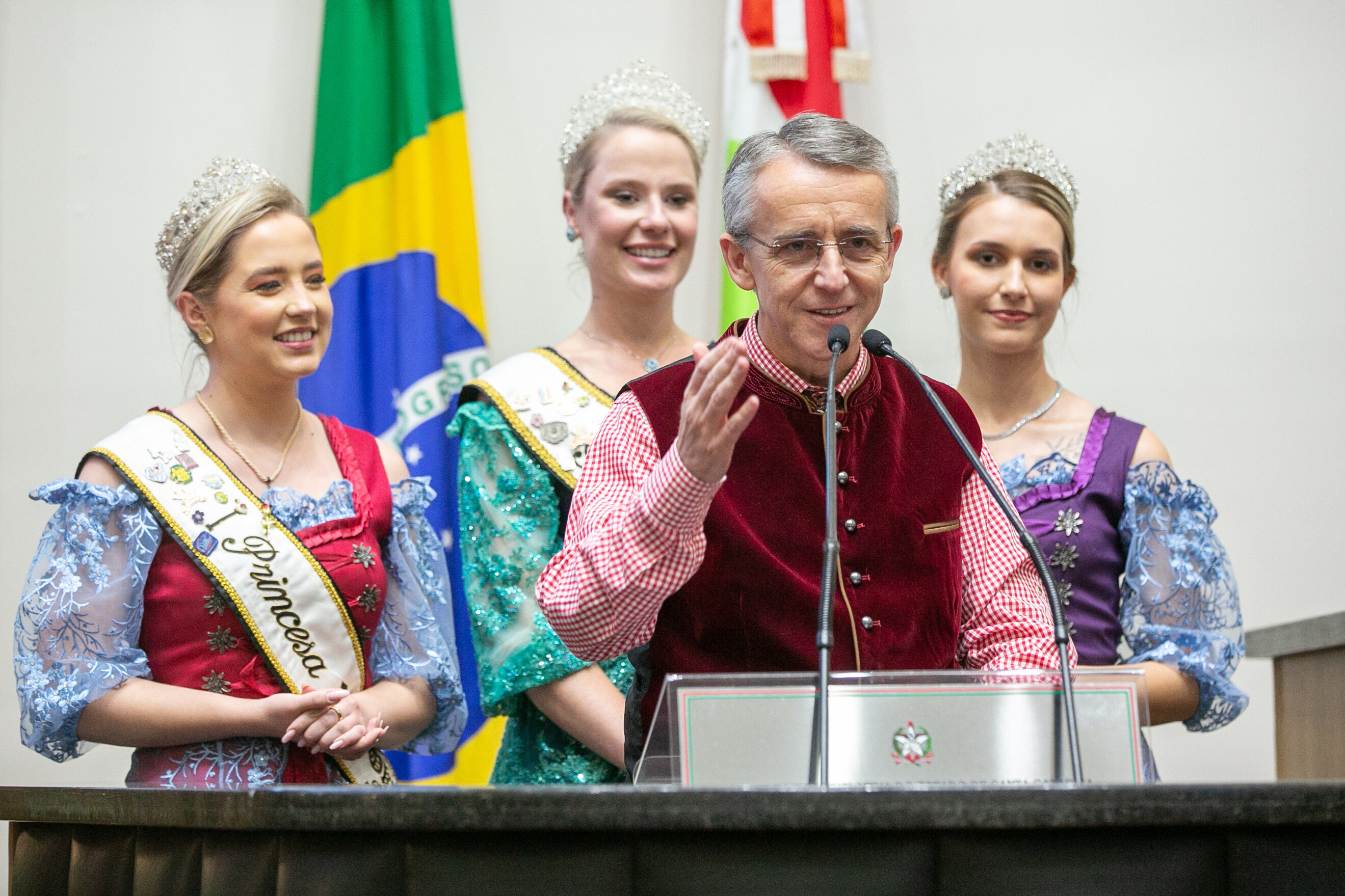Prefeito Mário Hildebrandt e a realeza da Oktoberfest Blumenau 2023 ocupam a tribuna da Alesc para divulgar o evento, que começa dia 4