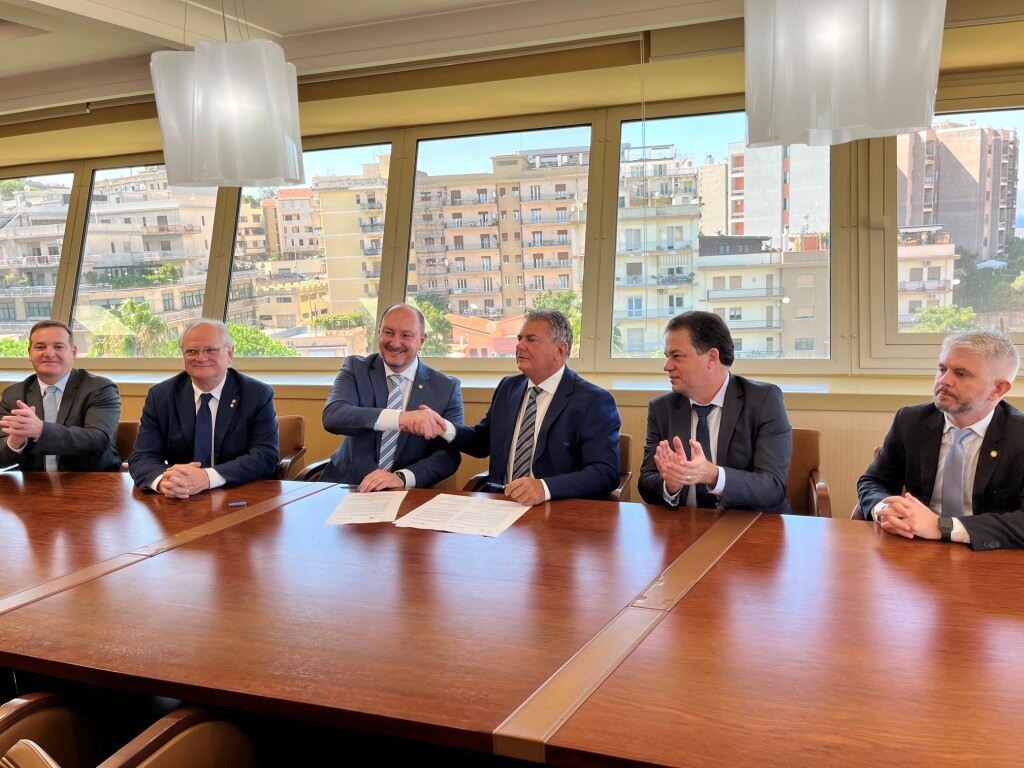 Filippo Mancuso e Mauro de Nadal assinam termo de cooperação entre os parlamentos catarinense e da Calábria. Foto: Adriano Piekas