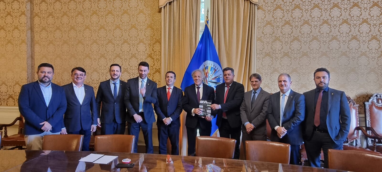 Reunião da delegação parlamentar catarinense, liderada pelo deputado Ivan Naatz (PL) na  sede da OEA, com o Sec. Geral, Luiz Almagro. Foto: Divulgação