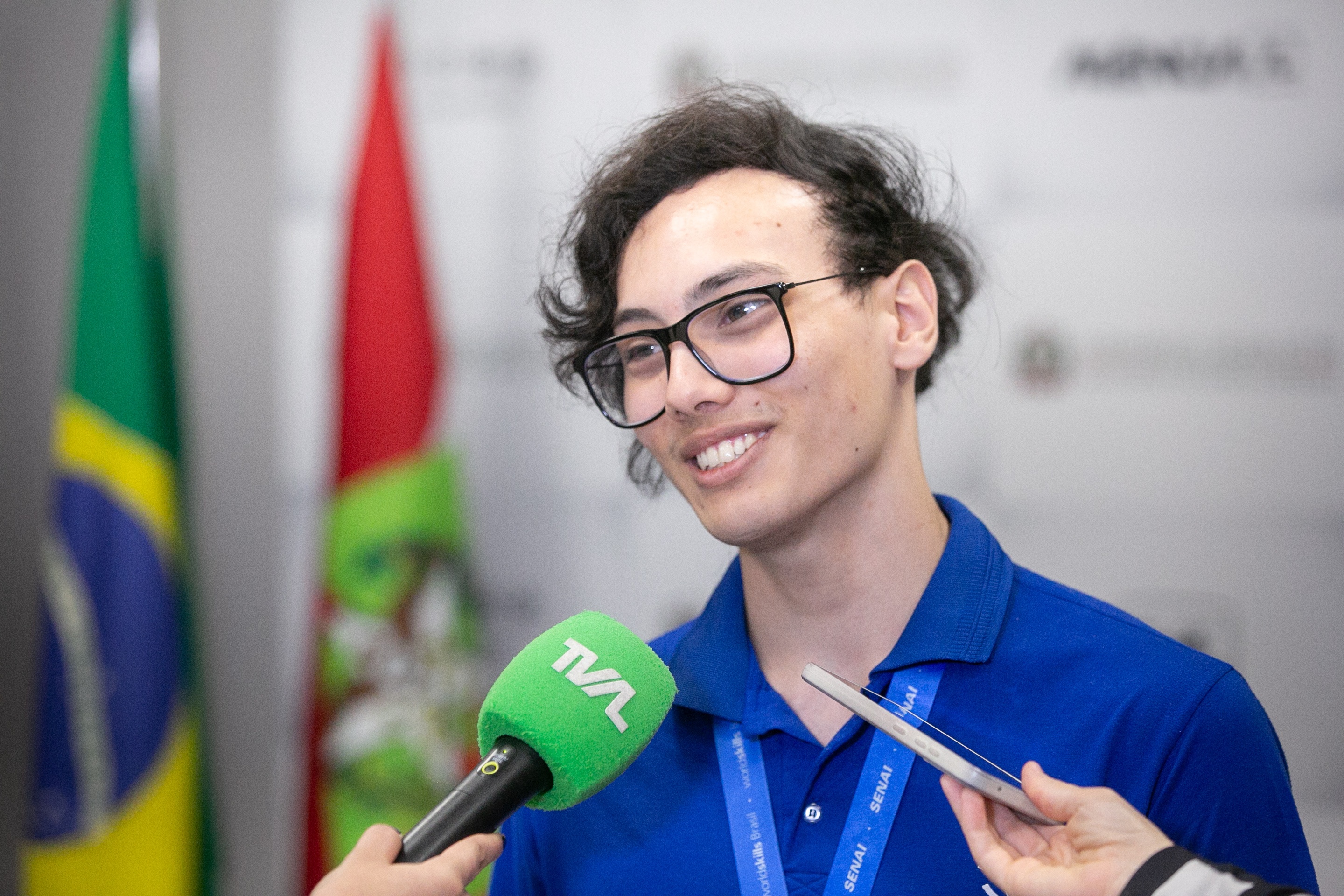 MOÇÃO DE APLAUSO - Deputado Maurício Peixer entrega honraria a estudantes de Joinville