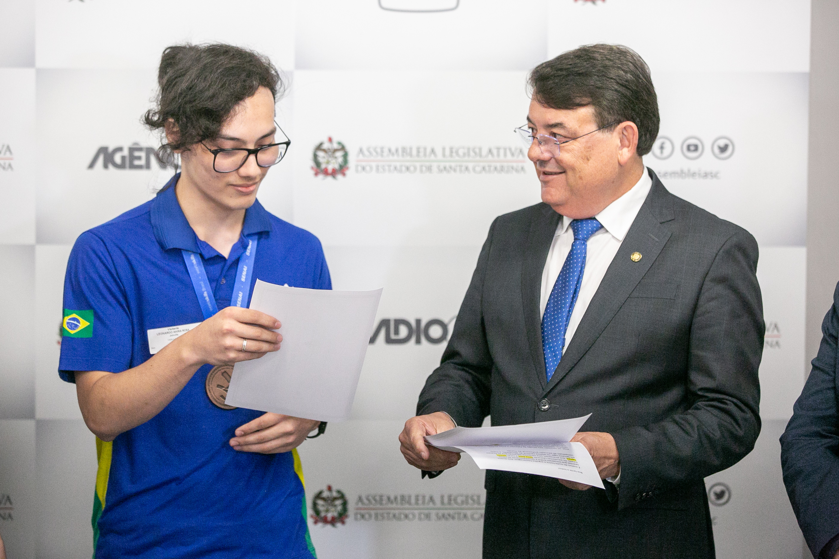 MOÇÃO DE APLAUSO - Deputado Maurício Peixer entrega honraria a estudantes de Joinville